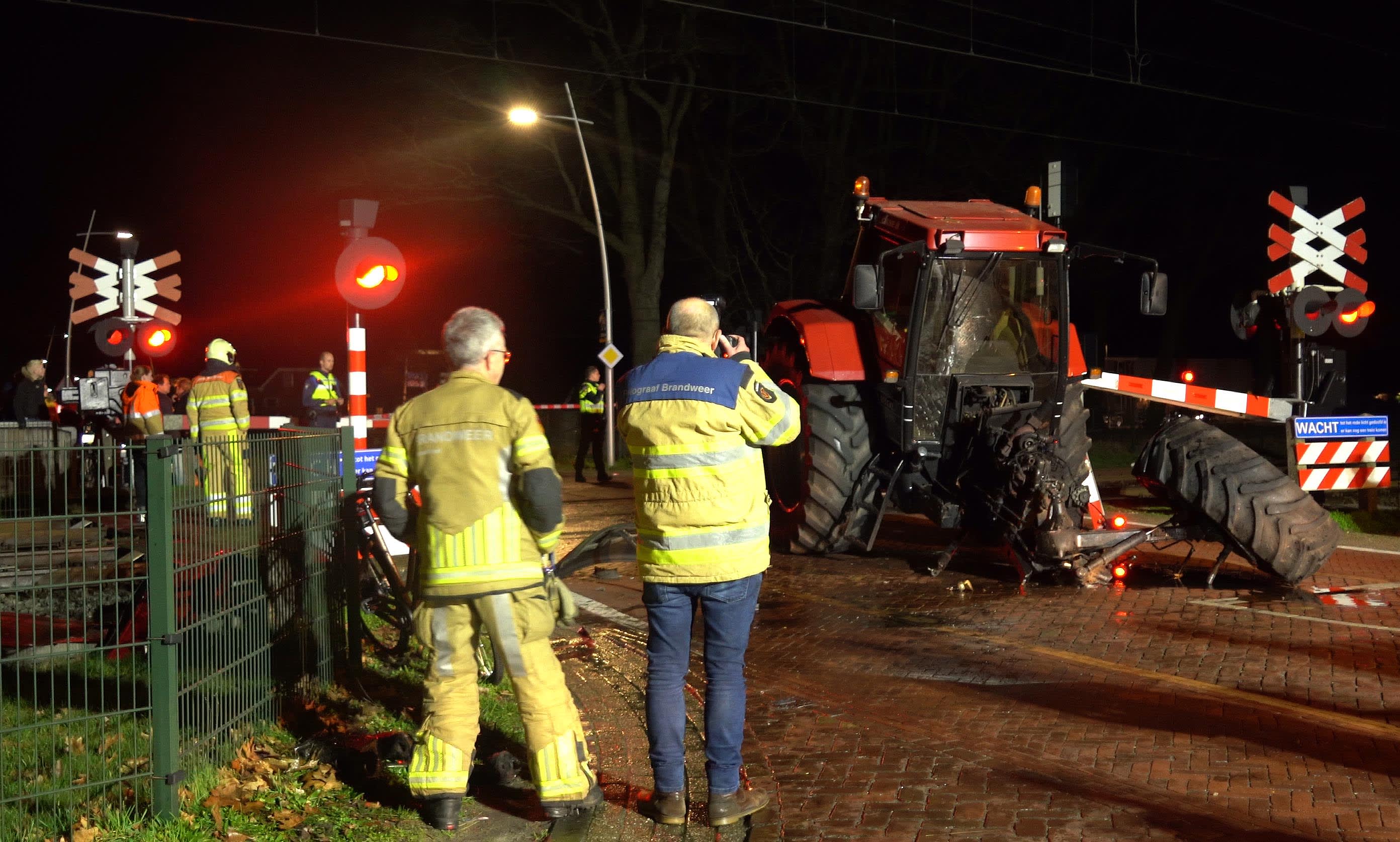 Trein ramt trekker op spoorwegovergang in Staphorst