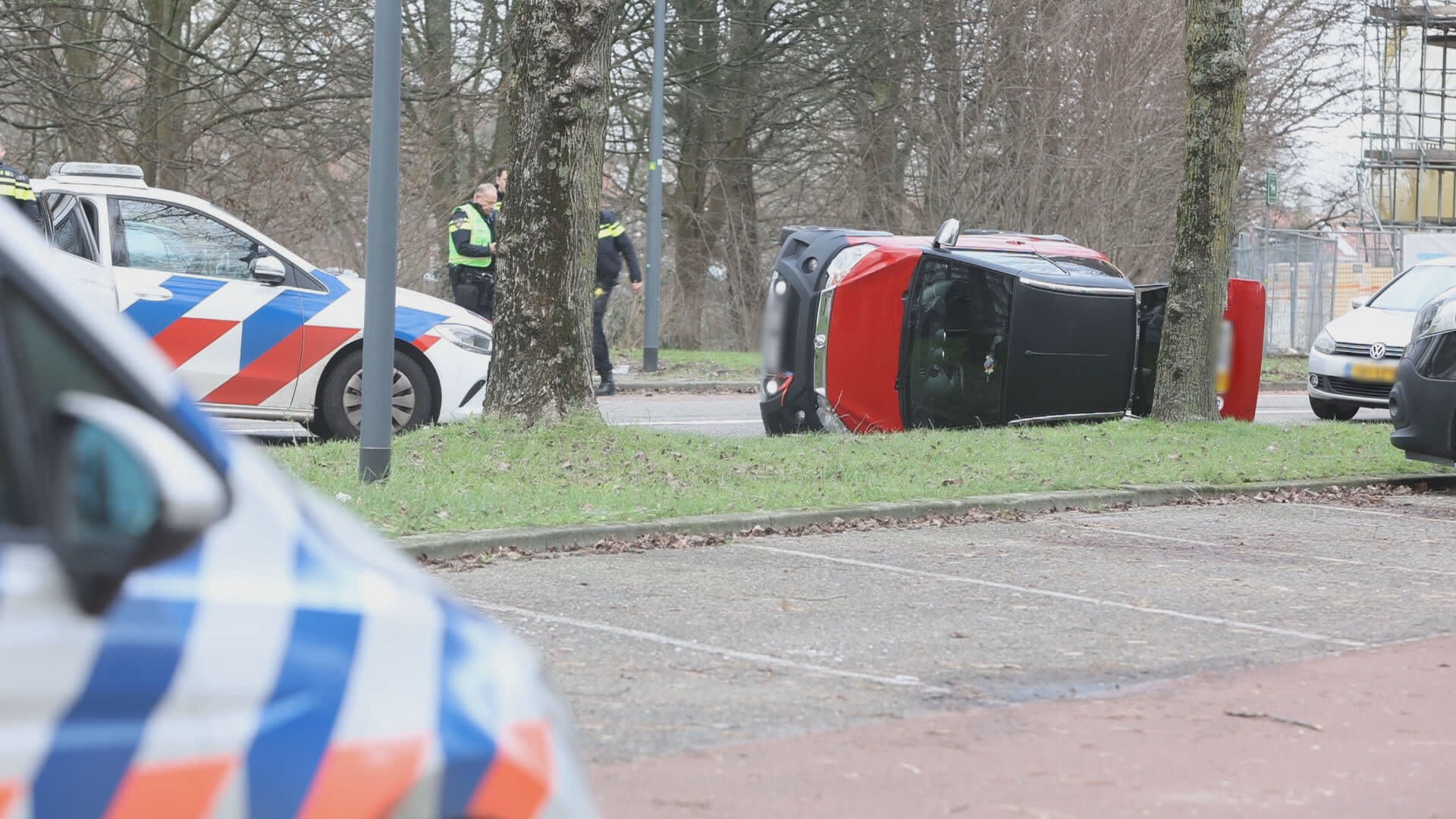 Politie lost schot bij verkeersruzie, man opgepakt voor opzettelijk inrijden op brommobiel