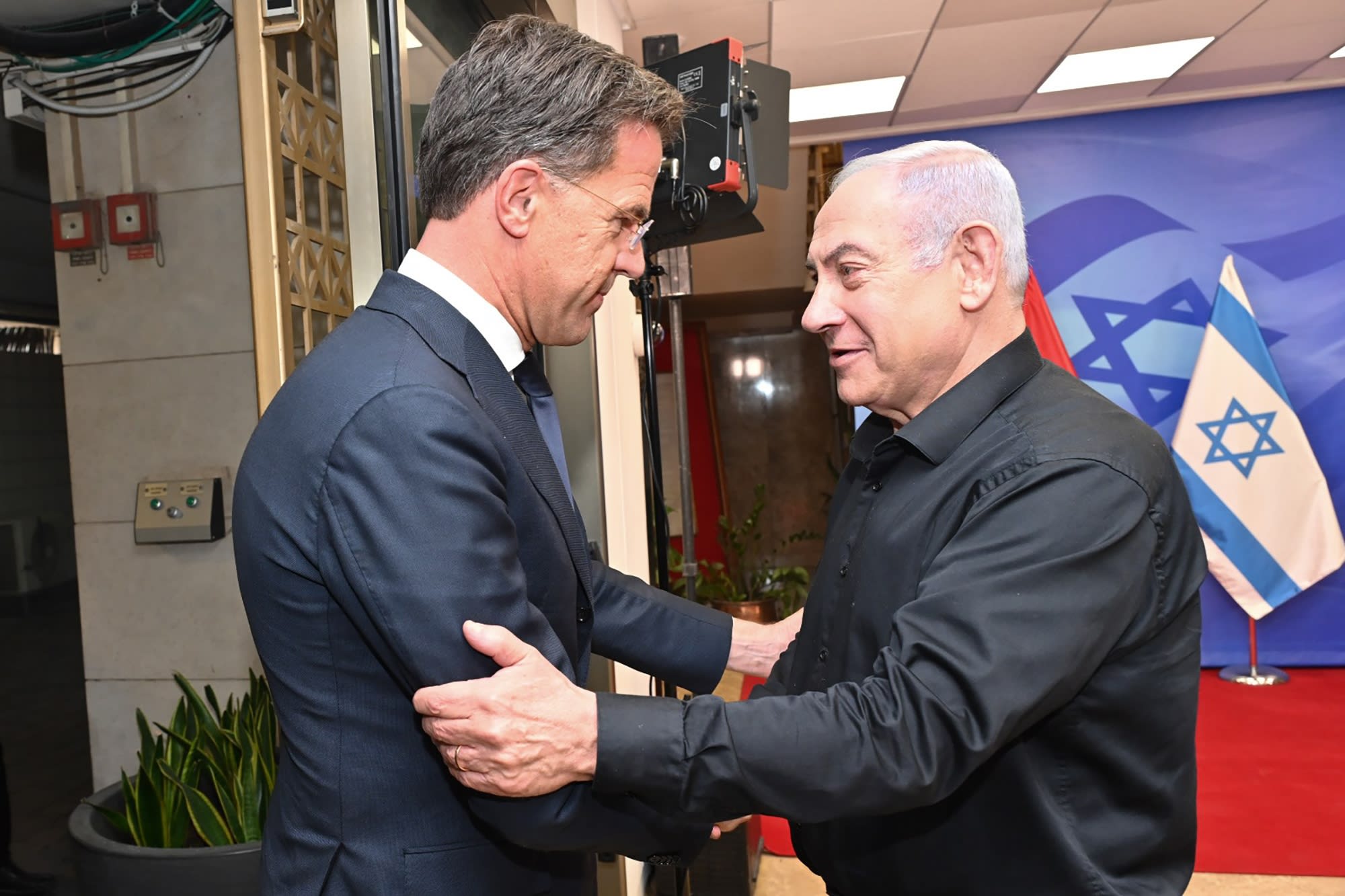 Rutte in 'stevig' gesprek met Israëlische premier: 'Realiseer je macht'