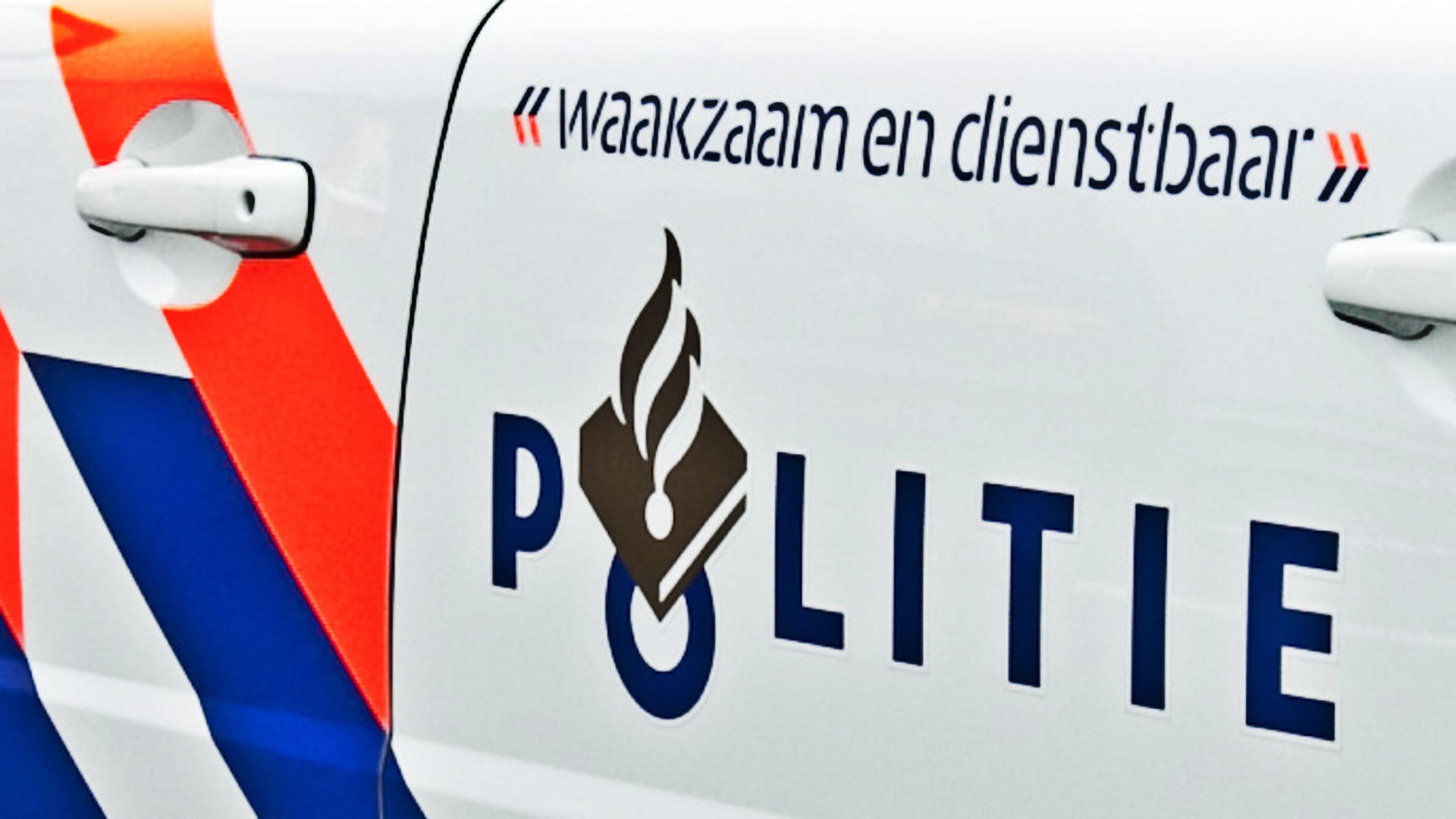 Politie rijdt trouwstoet klem en krijgt uien naar zich toe gegooid