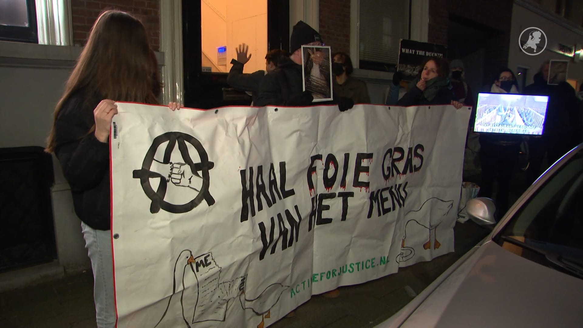 Dierenactivisten protesteren om foie gras van de kaart te halen bij sterrenrestaurants
