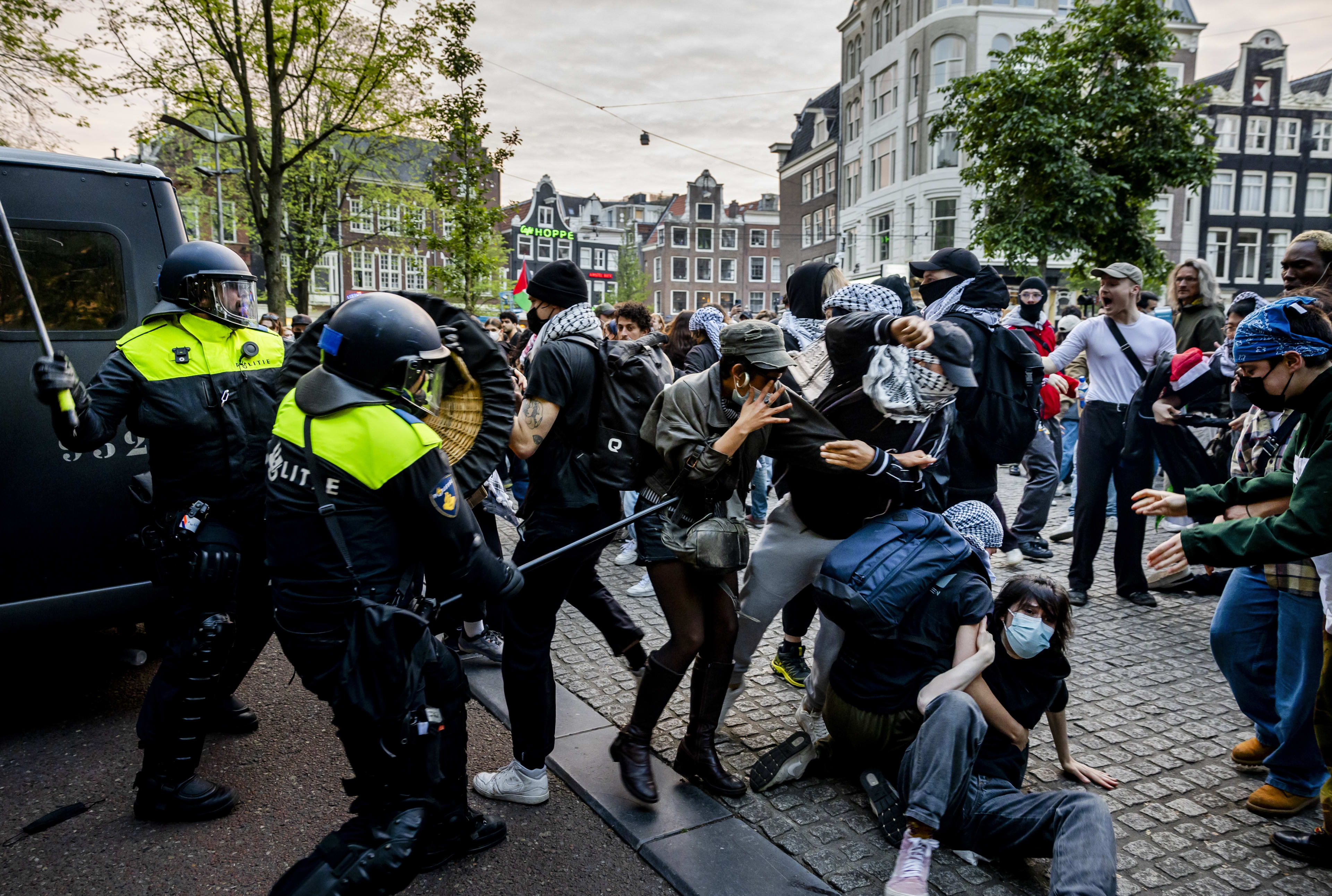 Sfeer slaat om in Amsterdam: ME voert charge uit bij protest op Spui