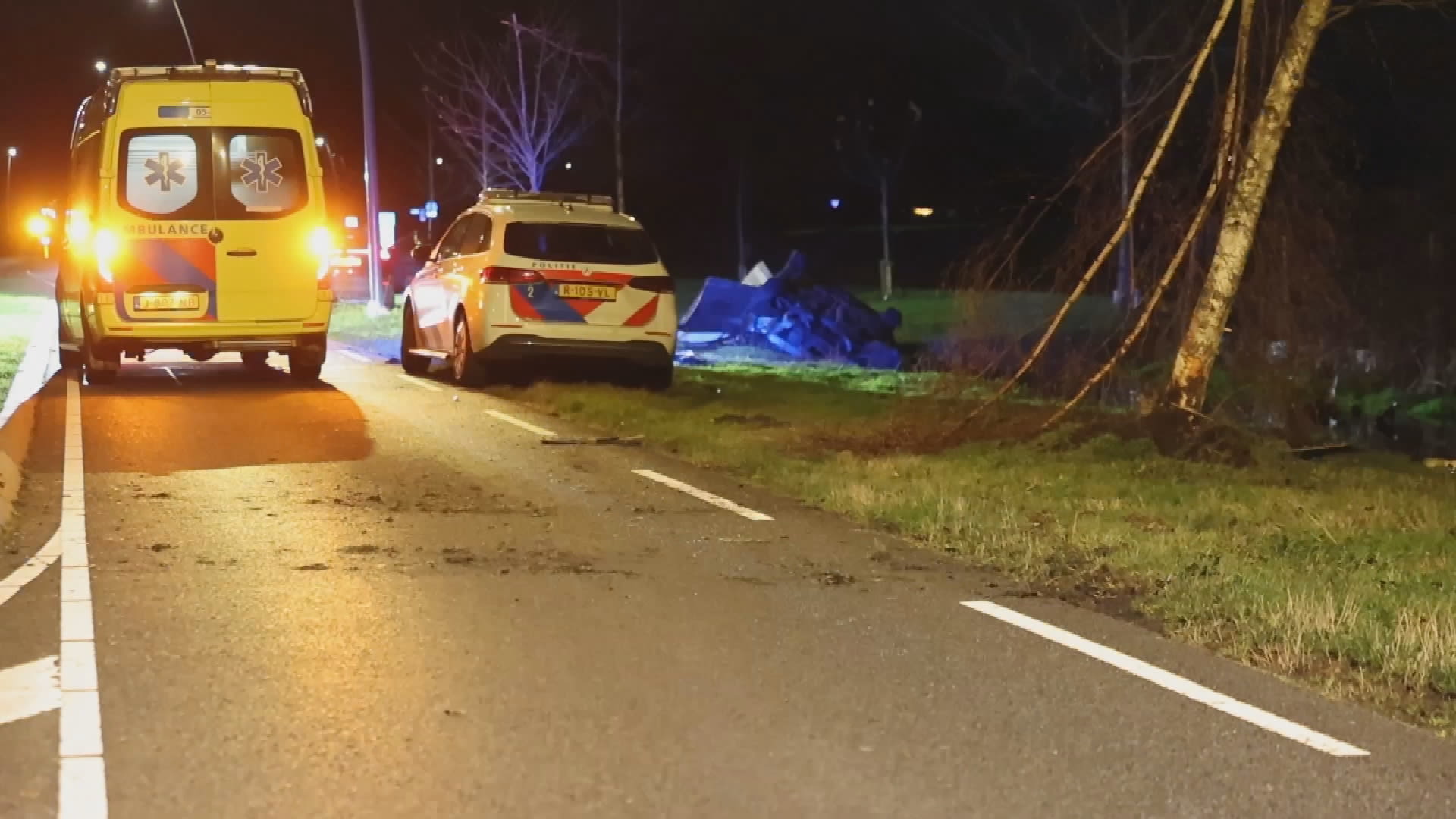 Auto slaat over de kop en belandt in het water, vrouw (25) overlijdt