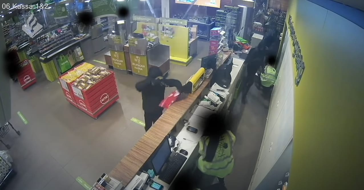 VIDEO: Supermarktmedewerkers krijgen vuurwapen op zich gericht tijdens overval in Budel