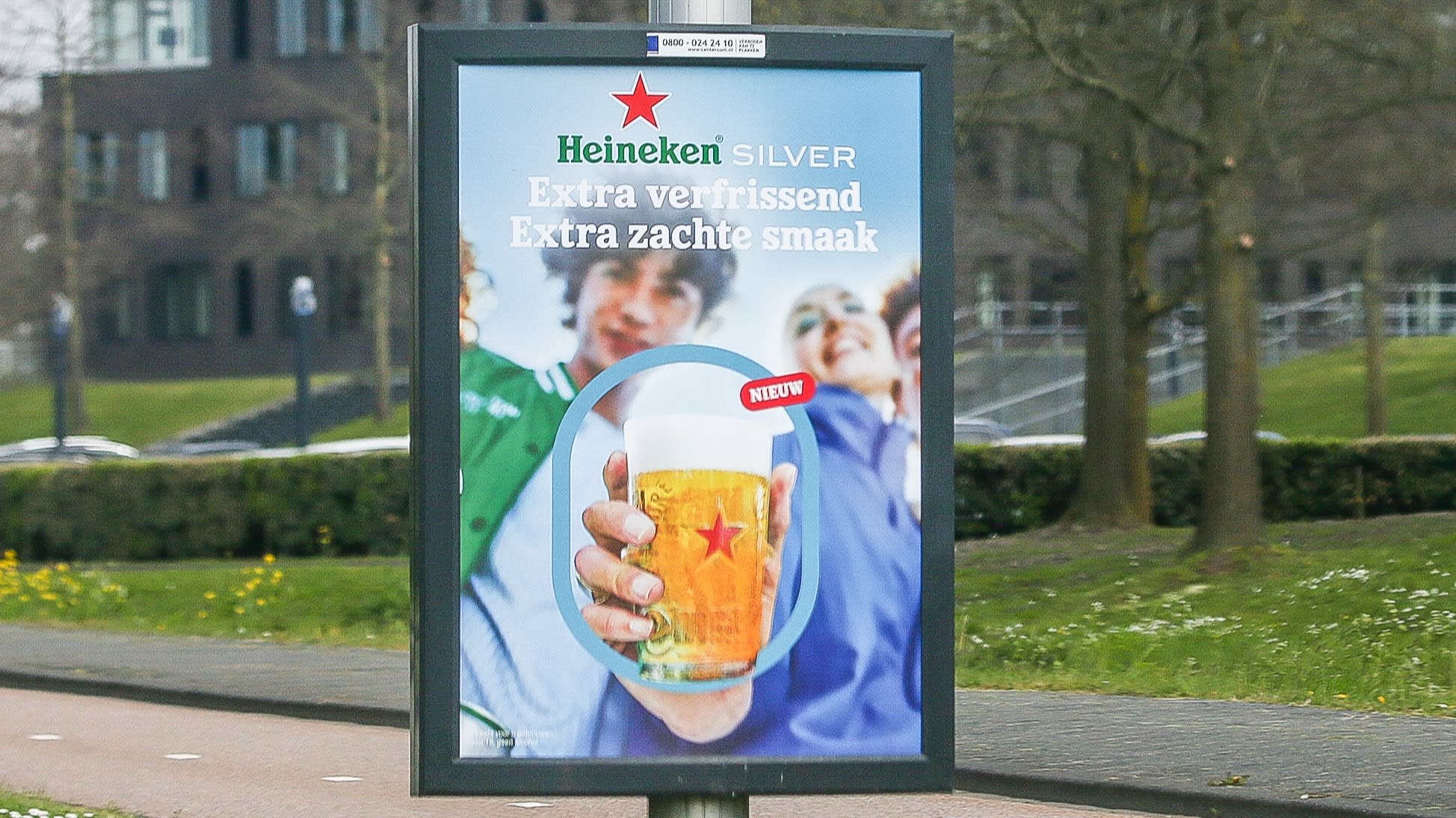 Heineken verwijdert posters na ophef over 'te jonge' modellen