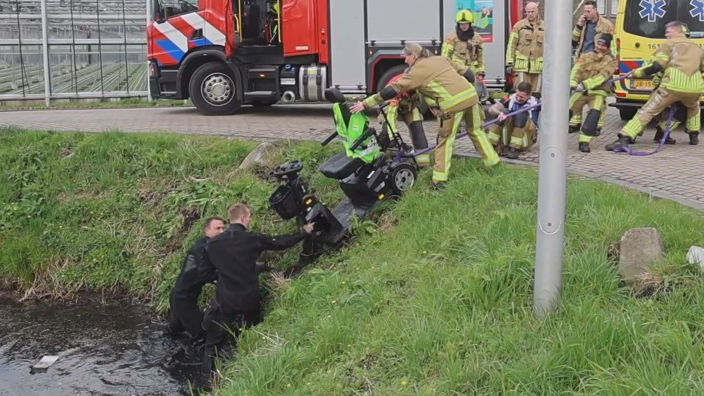 Voorbijgangers redden scootmobieler uit water Nieuwe Wetering