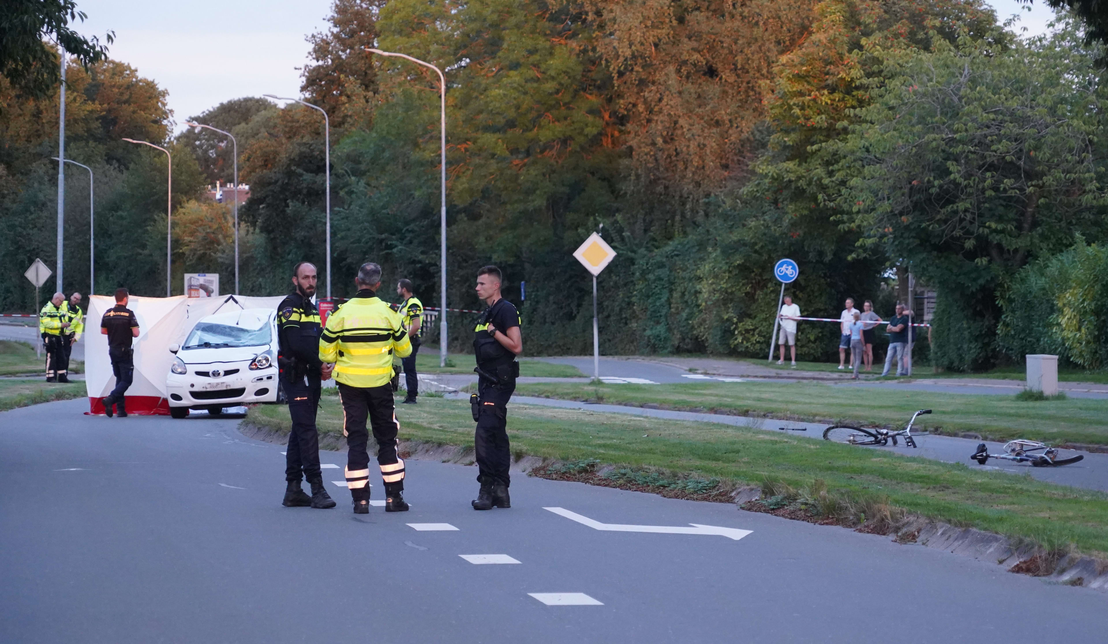 Man overleden na harde botsing met auto in Delfzijl, fiets doormidden gebroken