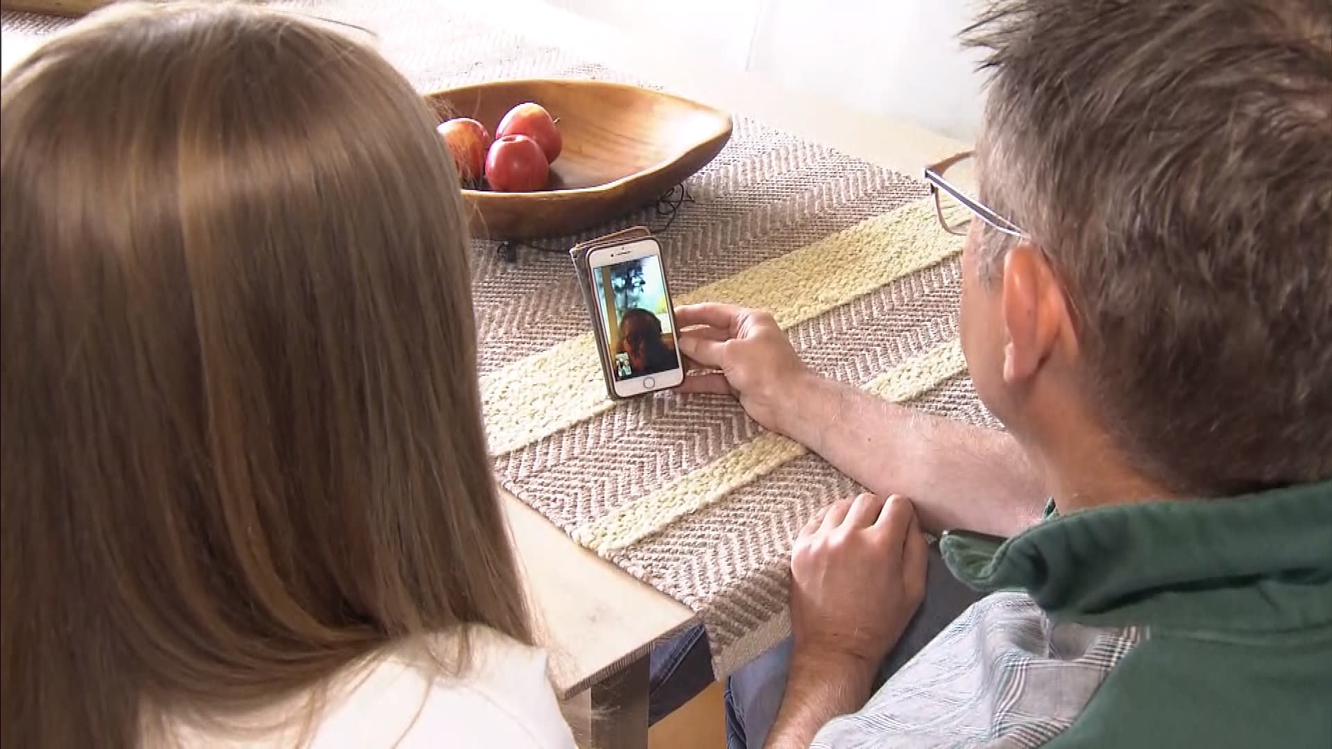 Jeannette (51) heeft dementie en kan haar gezin niet zien: 'Ze heeft fysiek contact nodig'