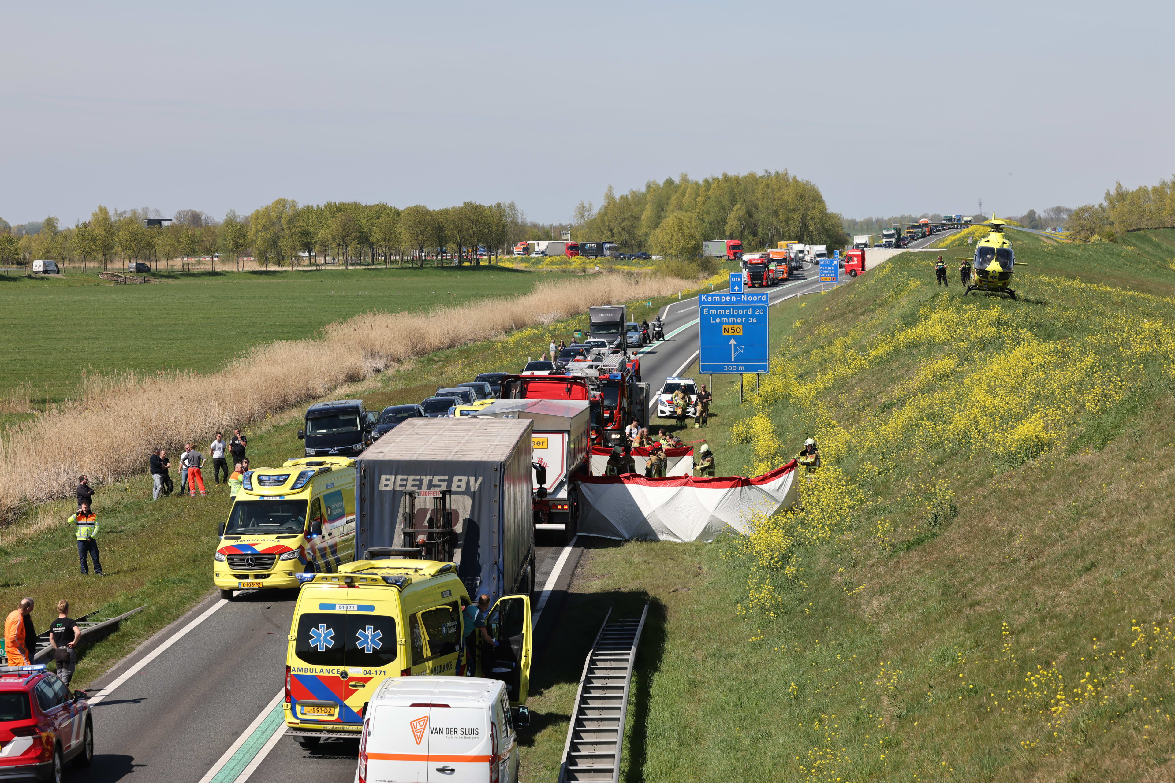 Automobiliste (34) overlijdt bij botsing met vrachtwagen op N50 bij Kampen