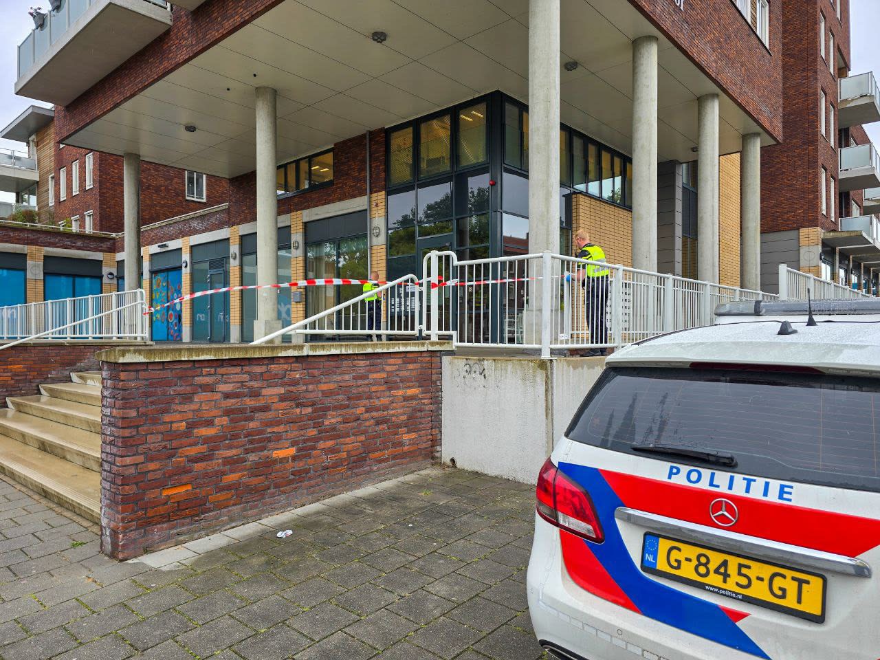 Steekpartij in flatgebouw Enschede, persoon aan hoofd gewond