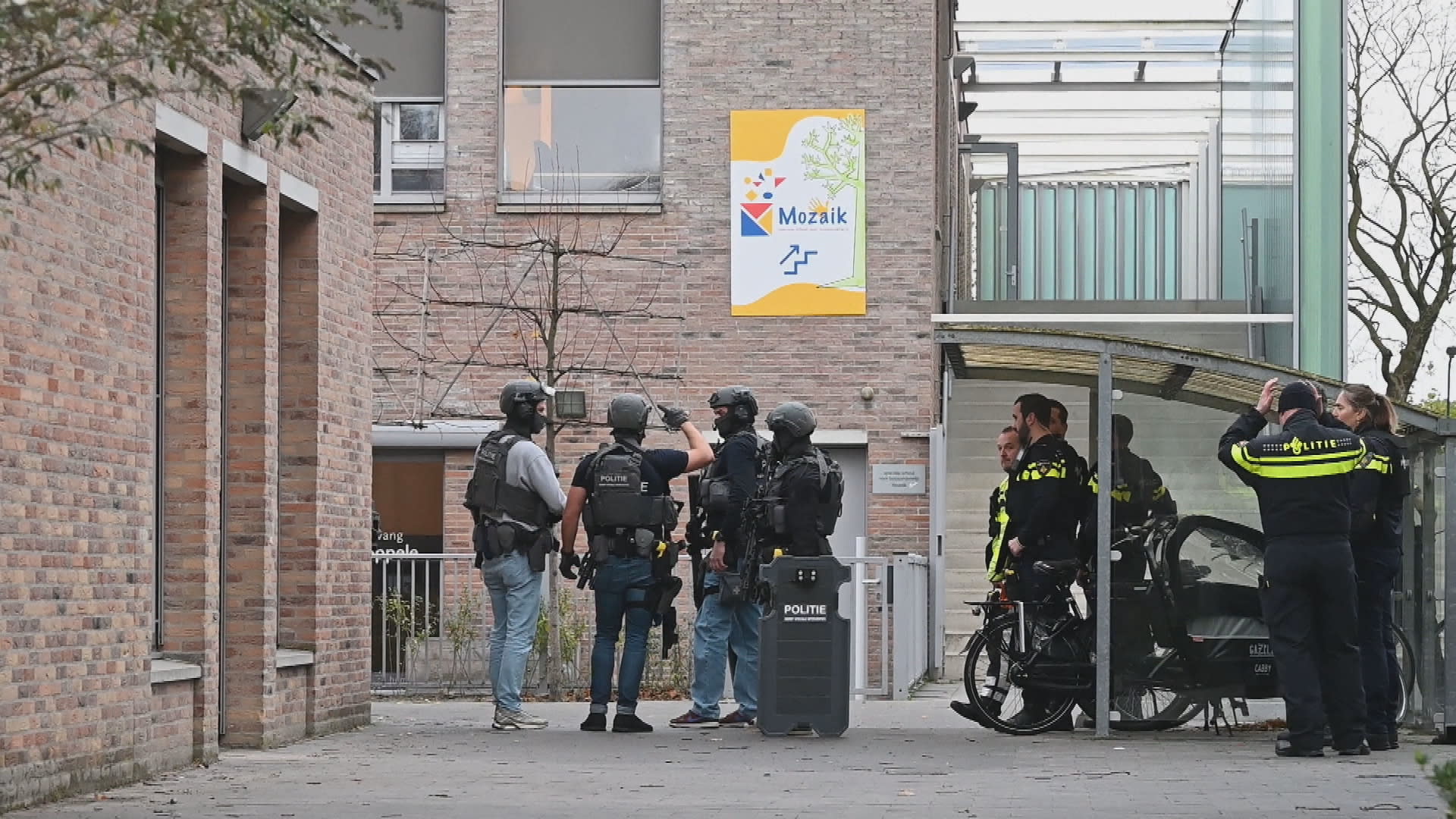Agressieve man dringt basisschool Oisterwijk binnen, is mogelijk gewapend