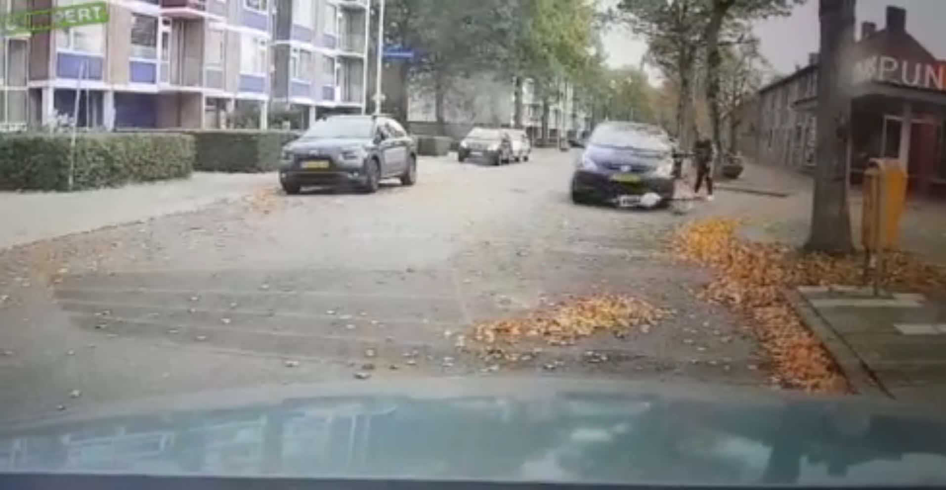 Bizarre beelden tonen hoe automobilist opzettelijk inrijdt op fietser