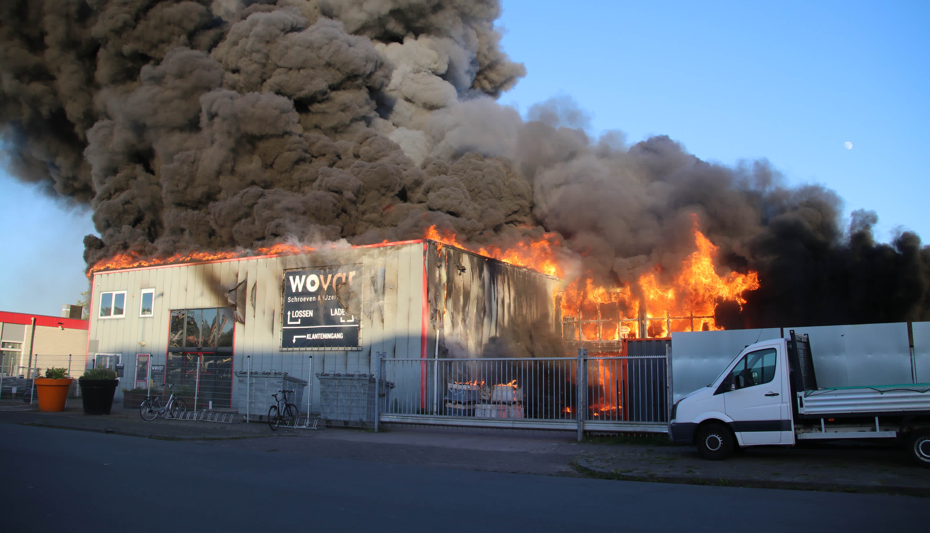 Zeer grote brand in meerdere panden op industrieterrein Groningen