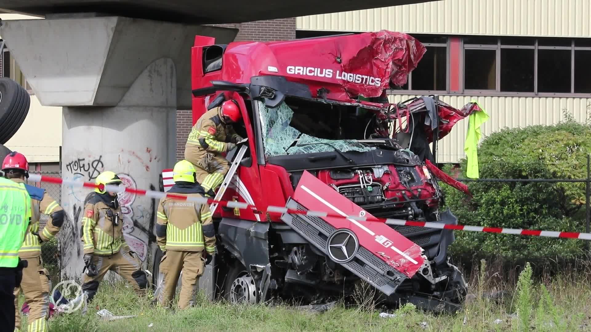 Vrachtwagen rijdt van viaduct, chauffeur gewond naar het ziekenhuis