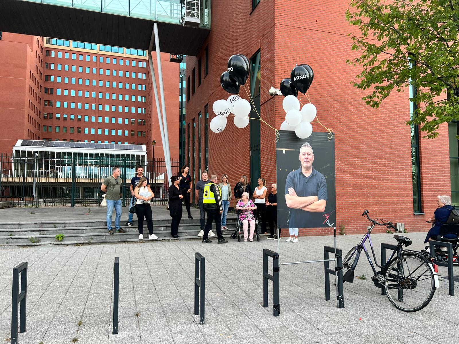 Vrachtwagenchauffeur staat terecht voor doodrijden motoragent Arno