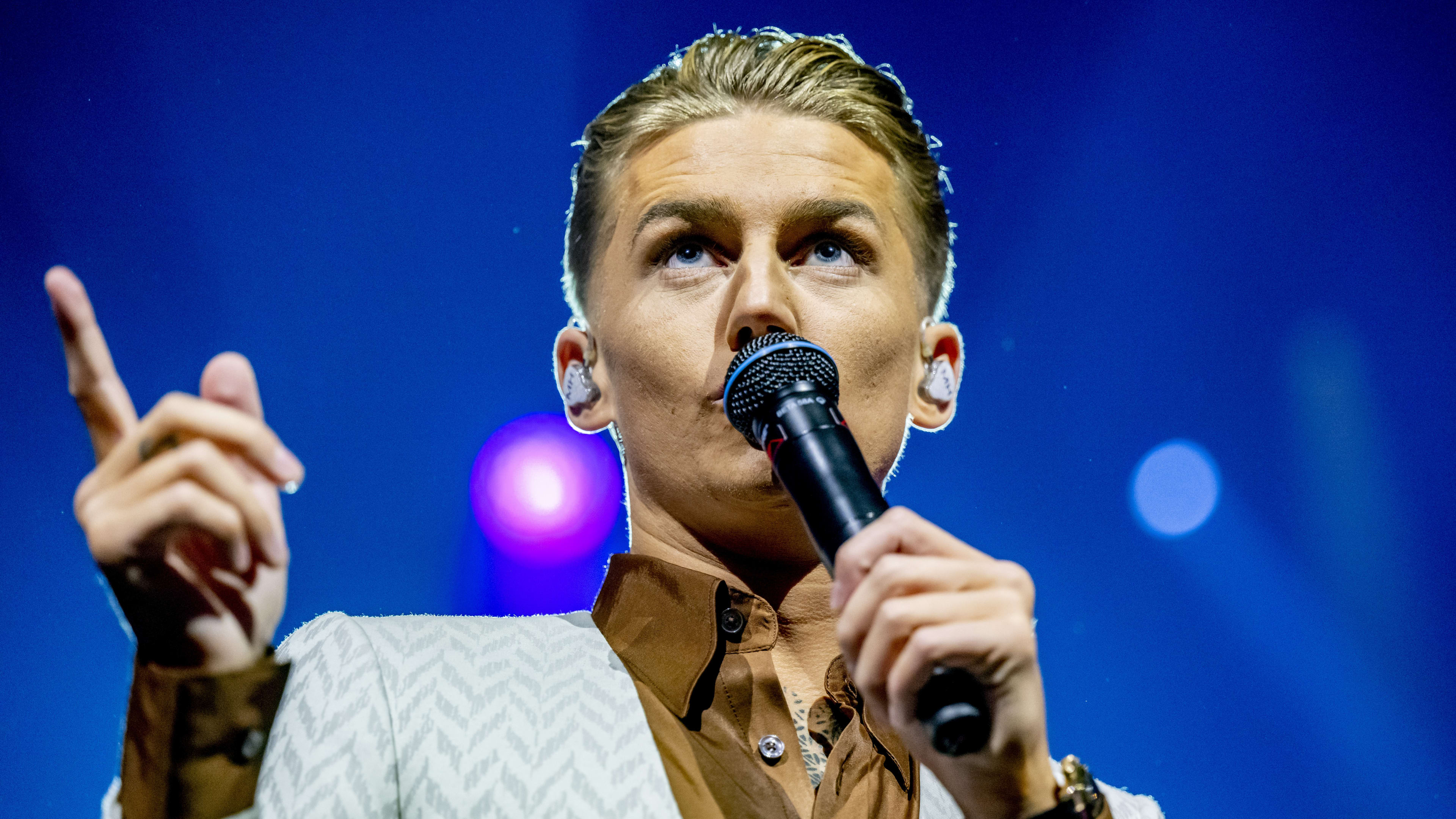 Mart Hoogkamer loopt opnieuw podium af na bierdouche: 'Adios!'