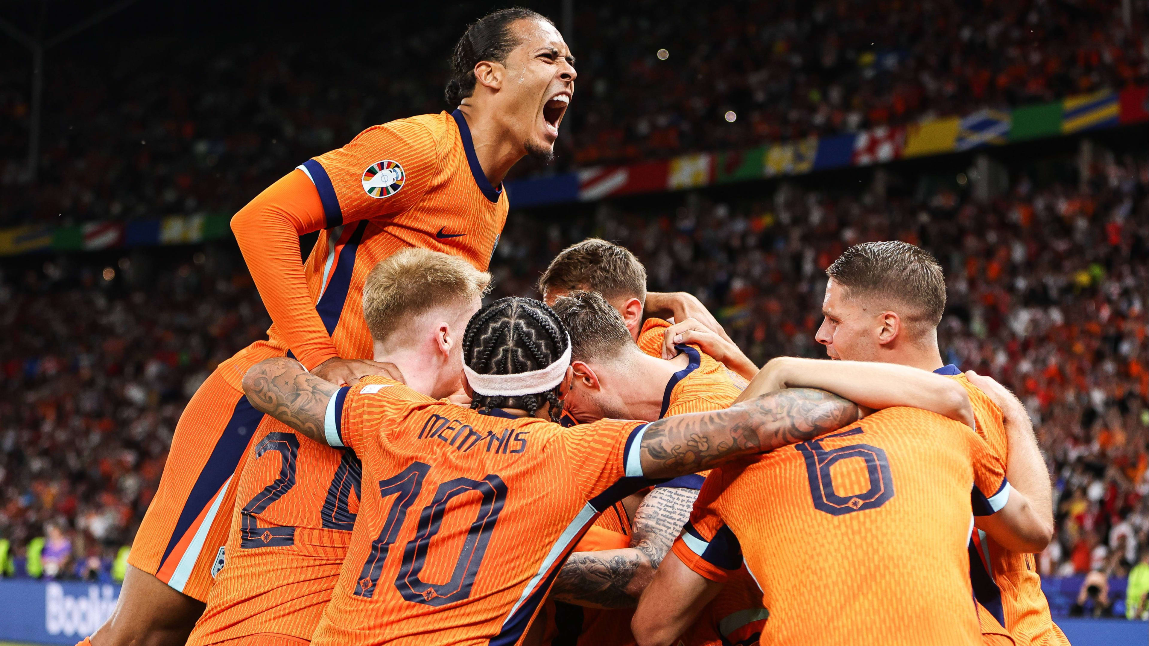 Teamgenoten zingen voor jarige Oranje-aanvoerder Virgil van Dijk