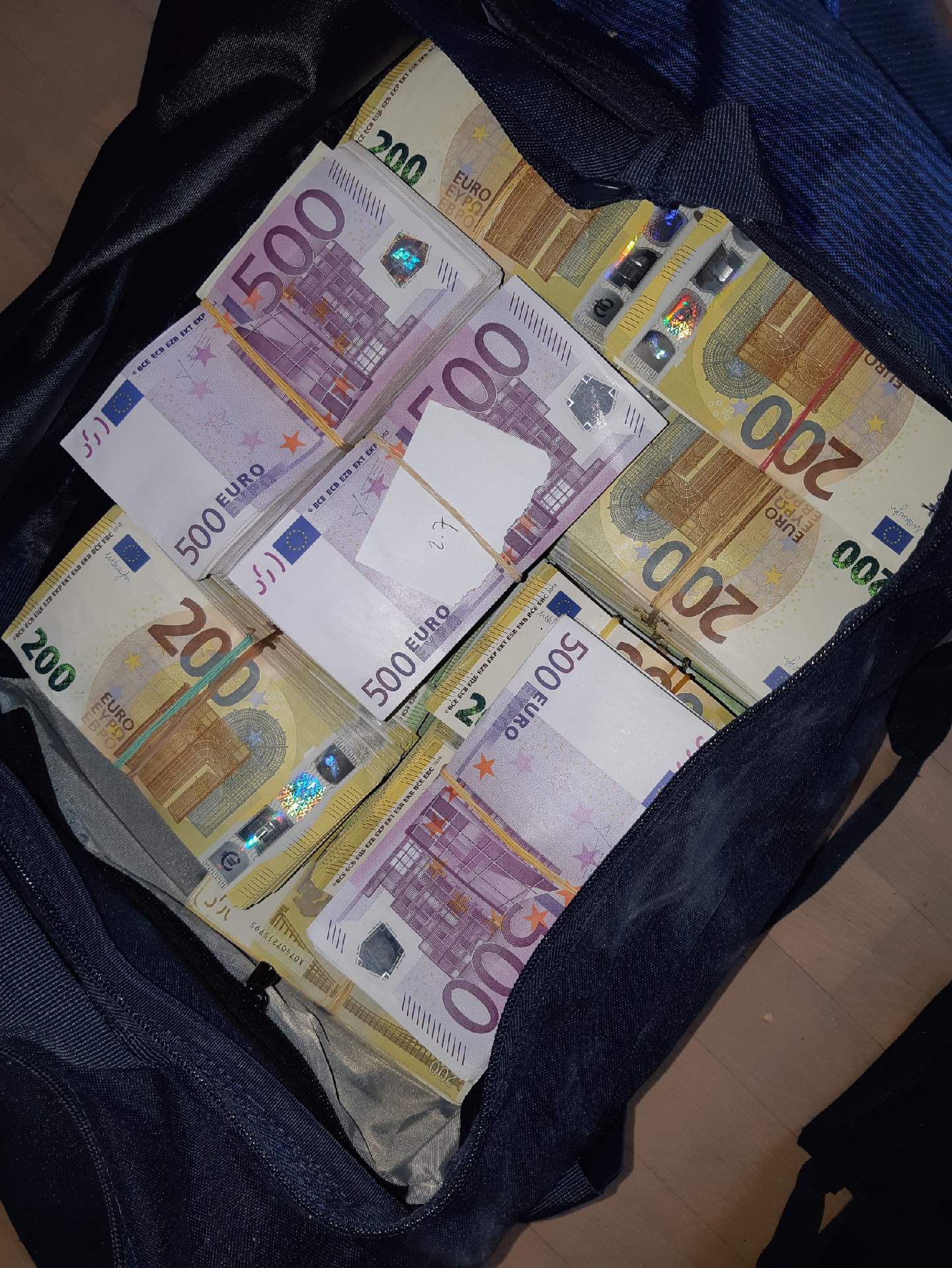 Tien familieleden opgepakt voor witwassen tientallen miljoenen euro's drugsgeld