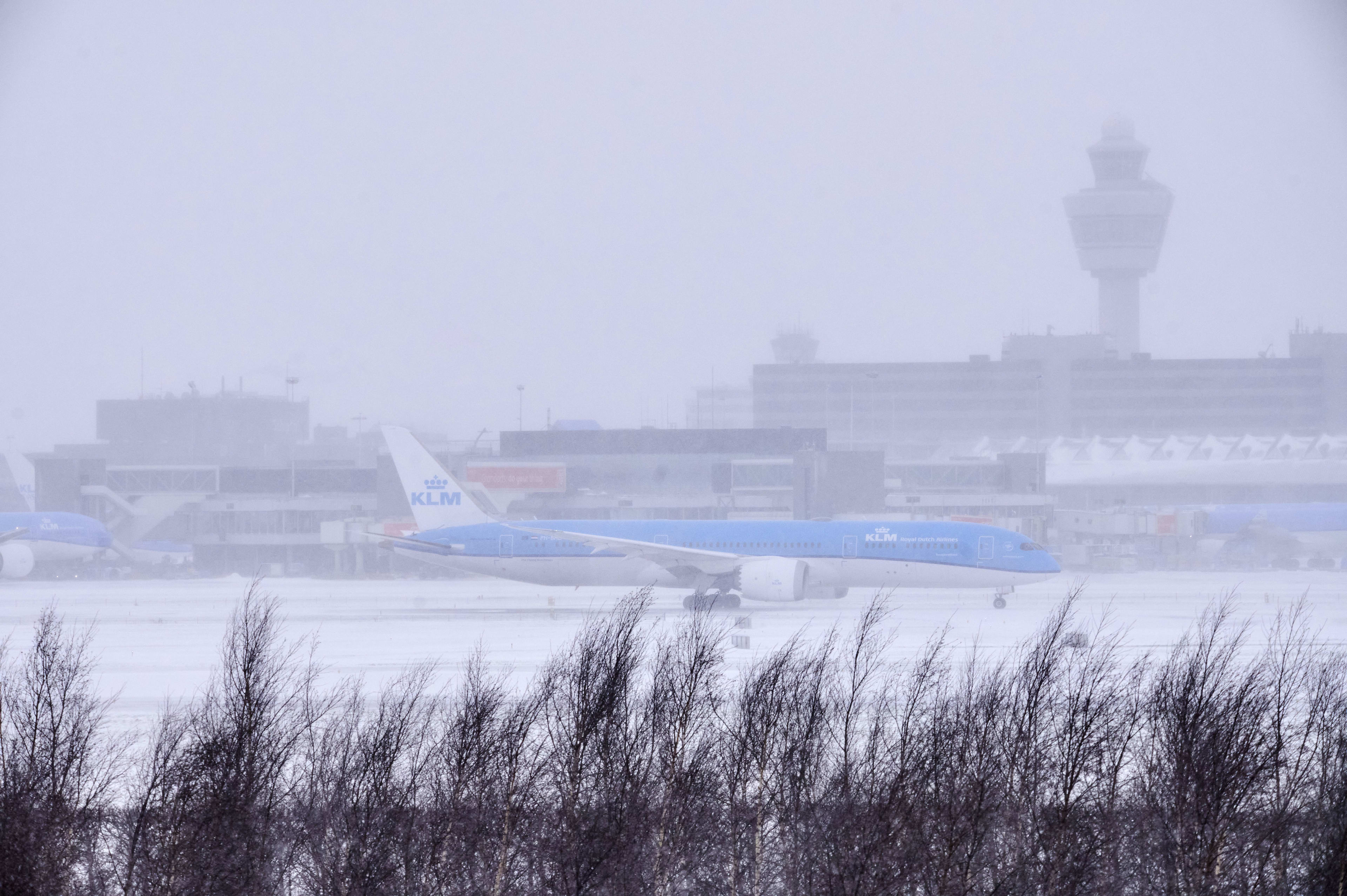 KLM waarschuwt voor vertragingen en annuleringen door sneeuw