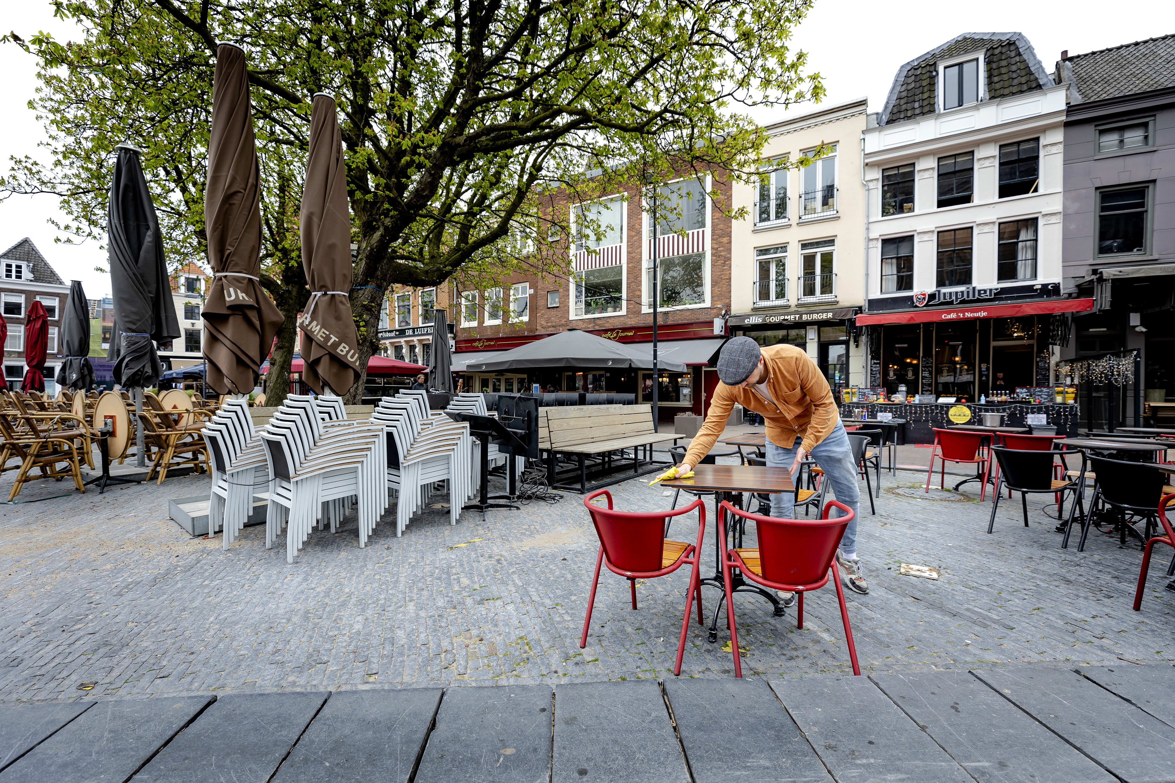 LIVEBLOG | Weinig steun voor PvdA om te wachten met versoepeling coronaregels