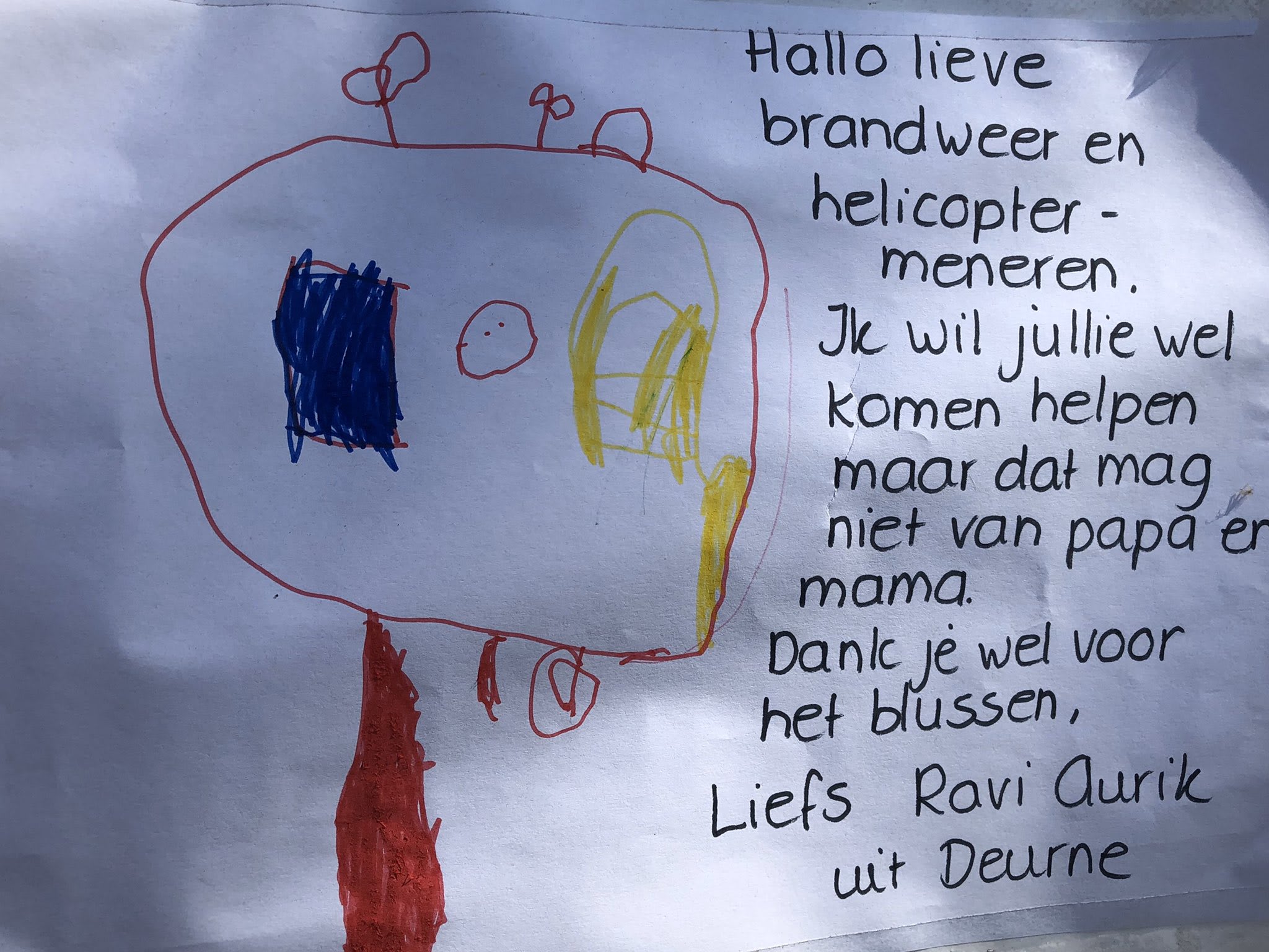 Kinderen bedanken 'helden van de brandweer' voor blussen Peelbrand met tekeningen