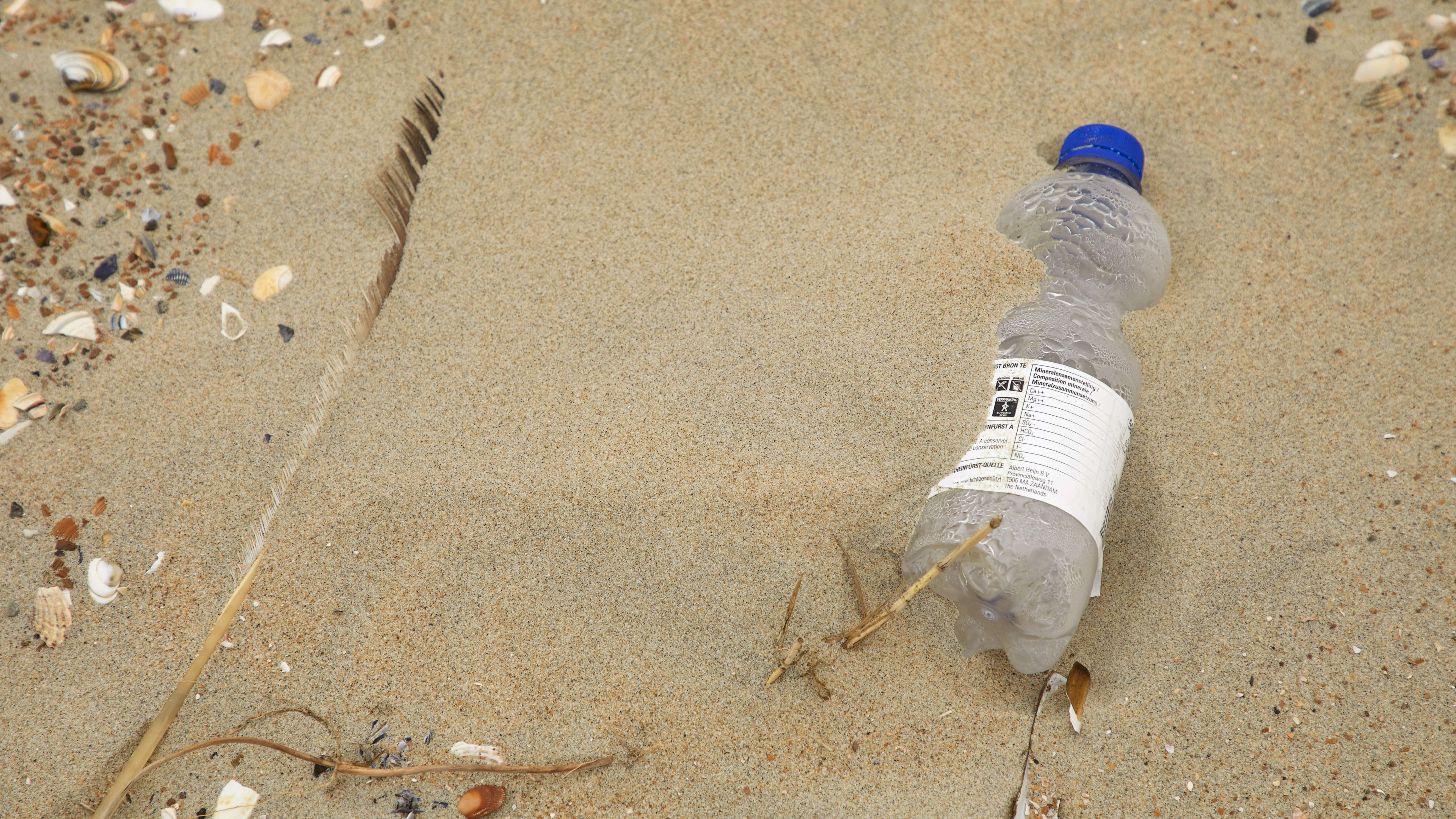 Nederlands onderzoek: 'Bijna honderd keer minder plastic in oceaan dan gedacht'