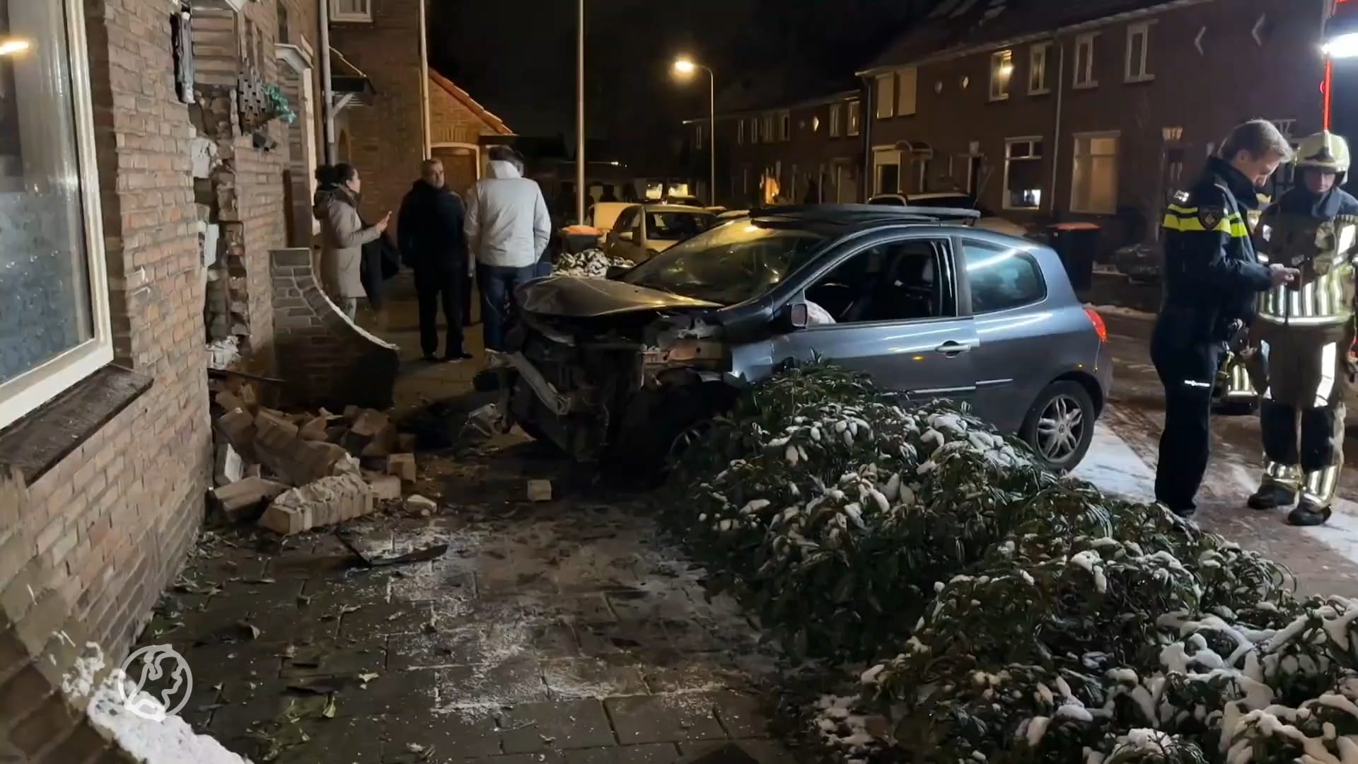 Enorme ravage na ijsbaan in Enschede: auto ramt gehele voorkant woning