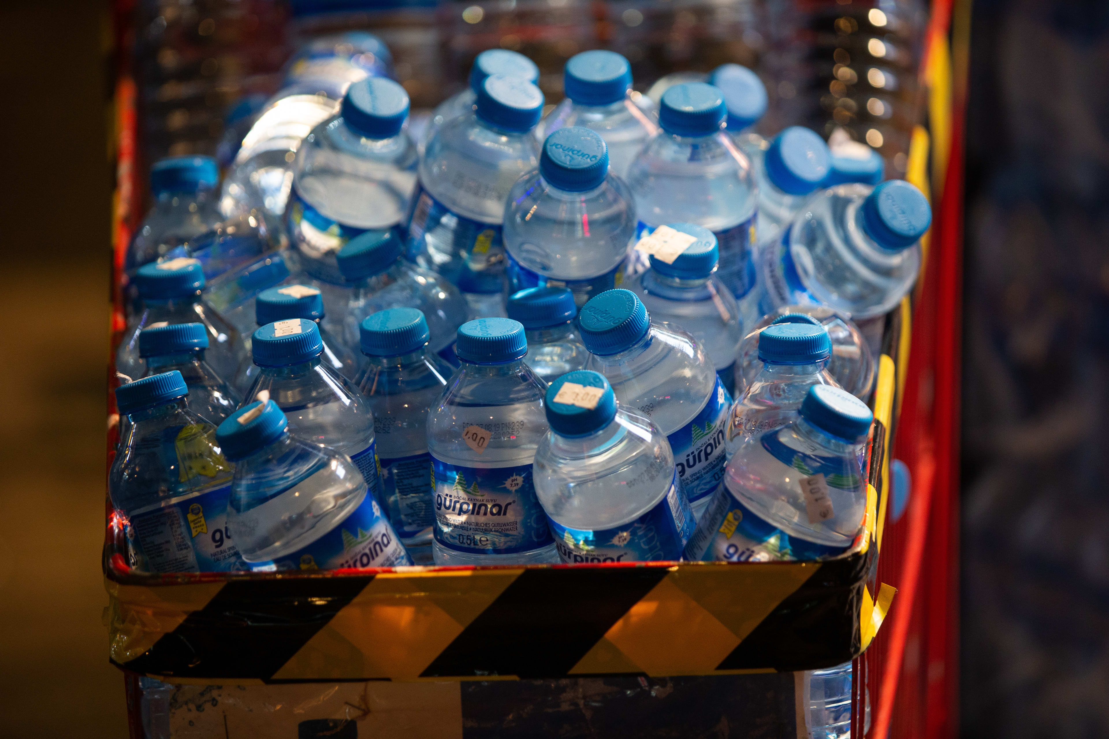 Deel winkels op Schiphol stopt met verkopen plastic waterflesjes