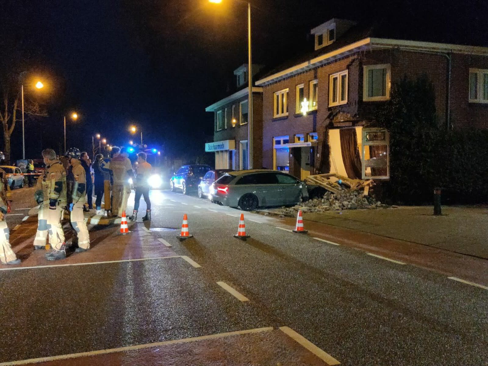Enorme ravage in Enschede nadat 18-jarige bestuurder huiskamer binnenrijdt