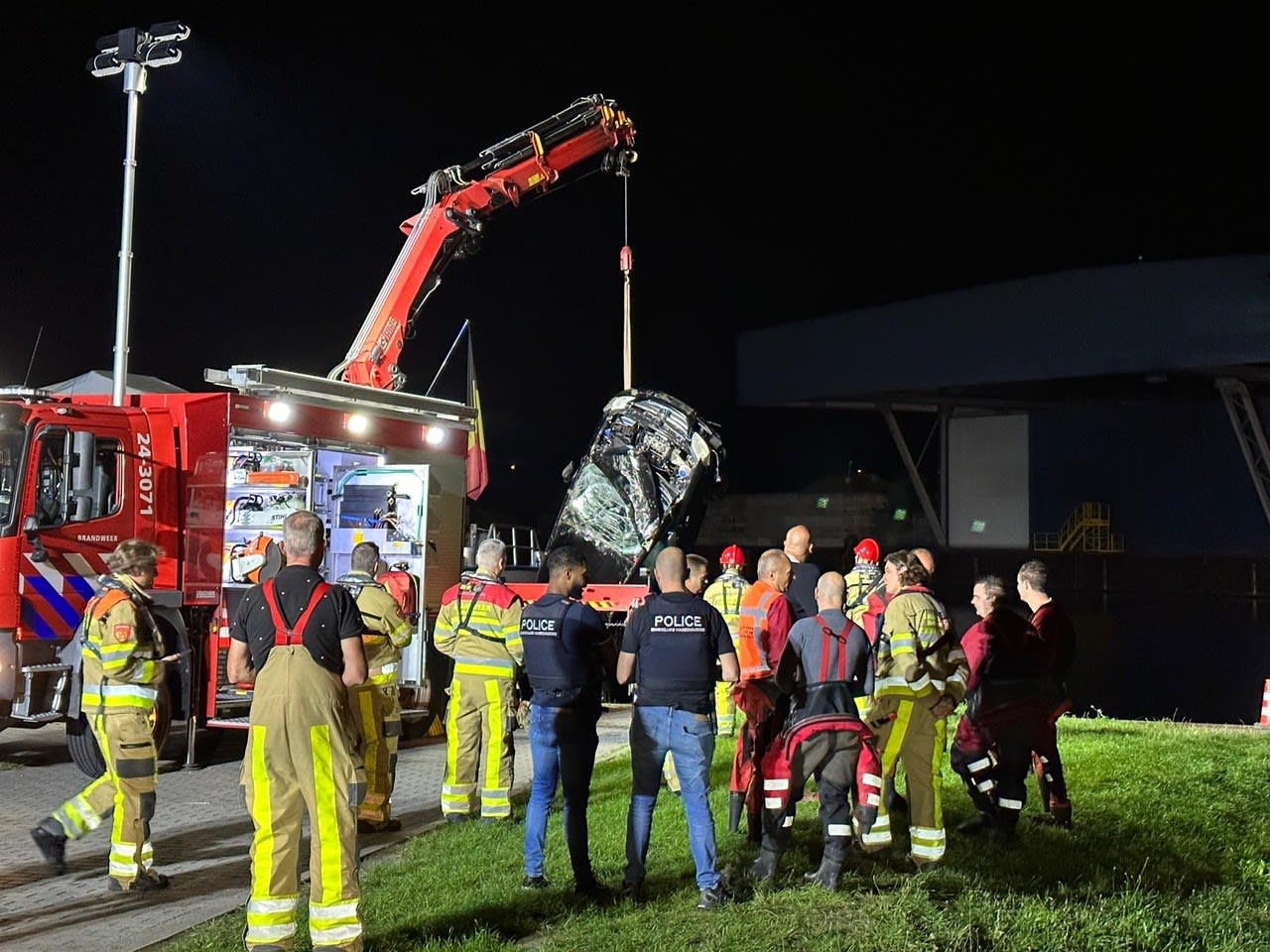 Politieachtervolging in Maastricht escaleert: auto belandt in water en zinkt