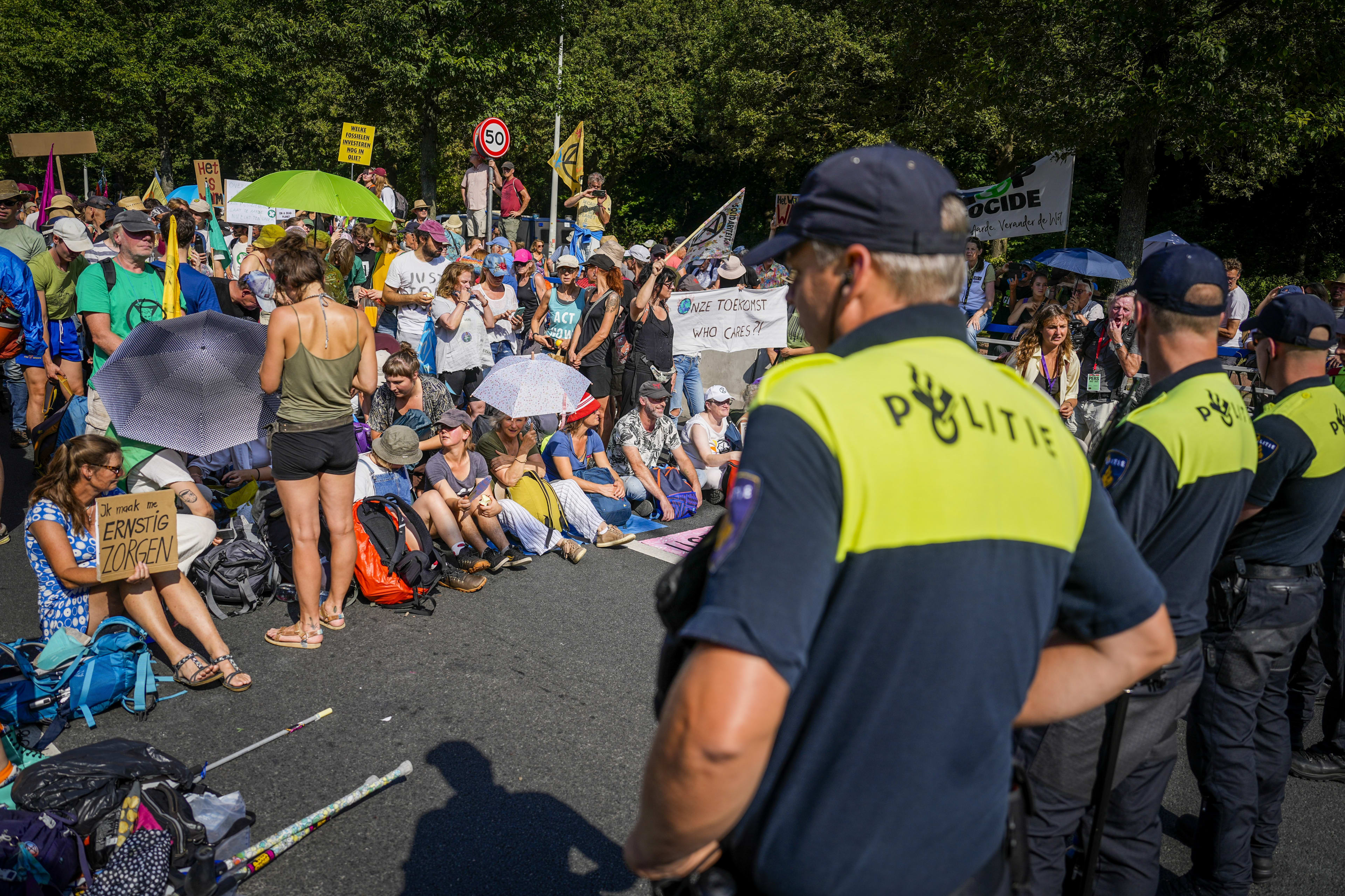 Politie zet waterkanonnen in tegen demonstranten op snelweg A12 in Den Haag