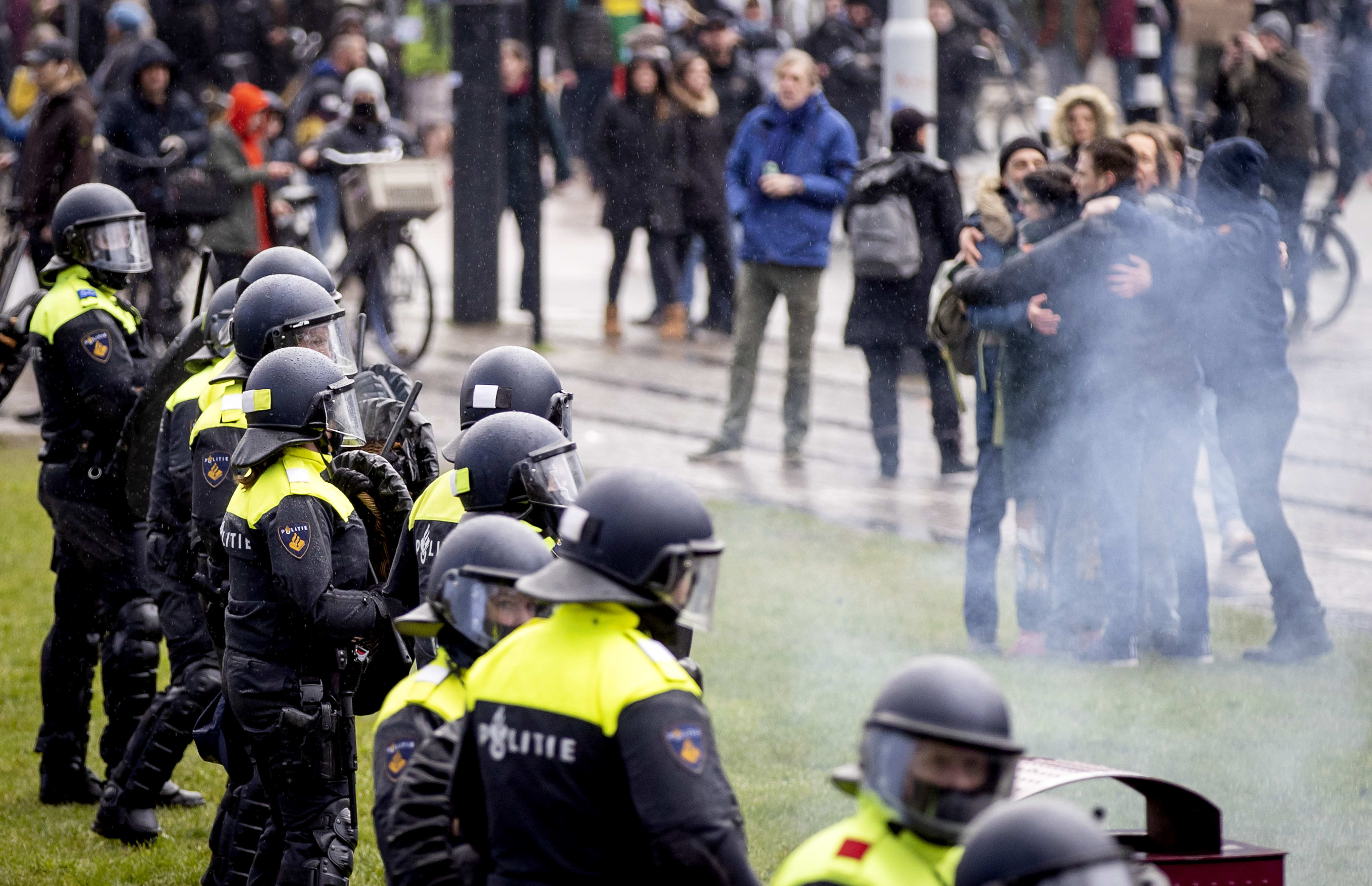 Opnieuw beelden getoond van relschoppers op Museumplein in Amsterdam