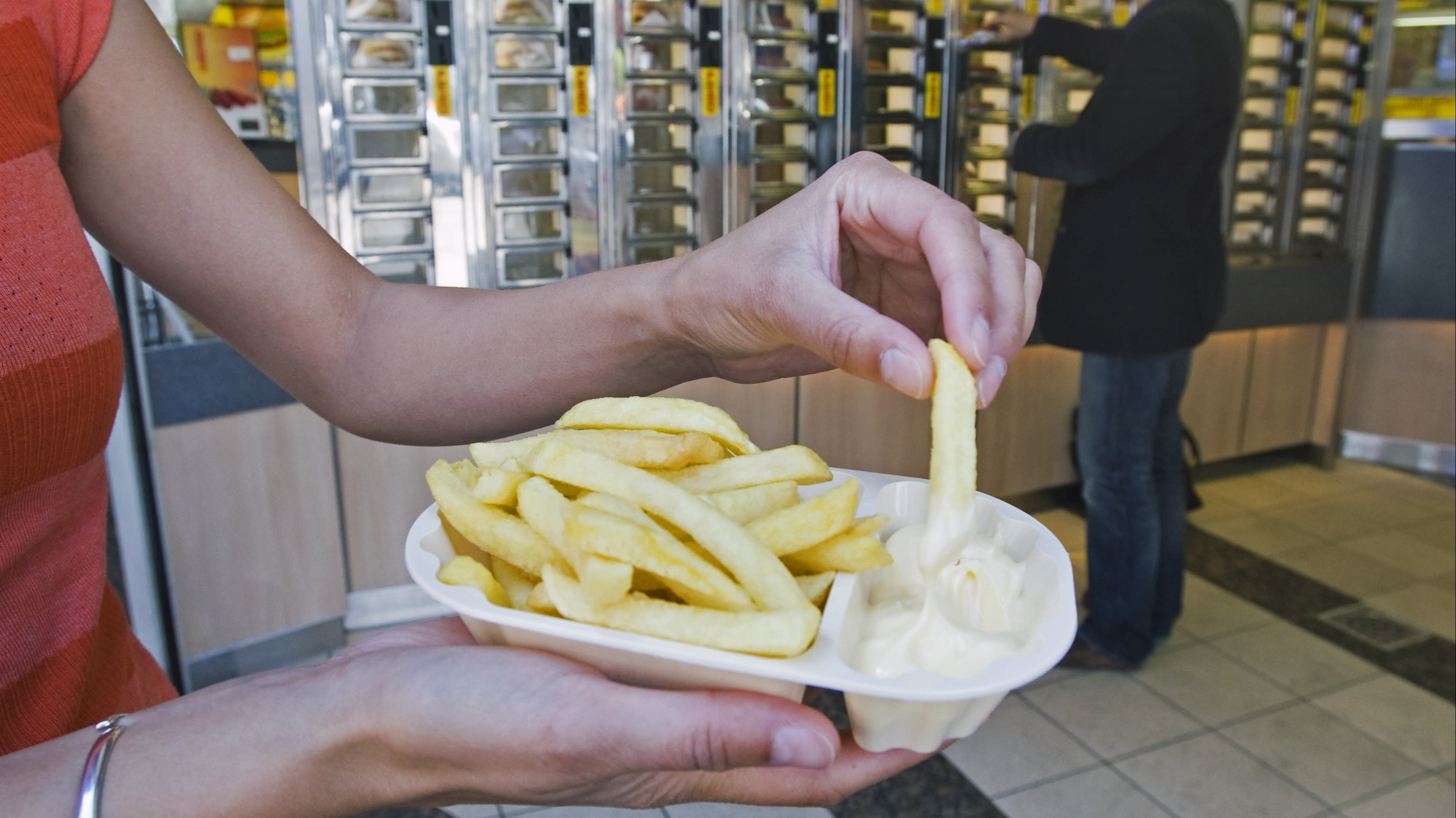 Vanaf zaterdag betaal je extra voor bakje bij je friet, maar 'pan mee naar snackbar is niet te doen'