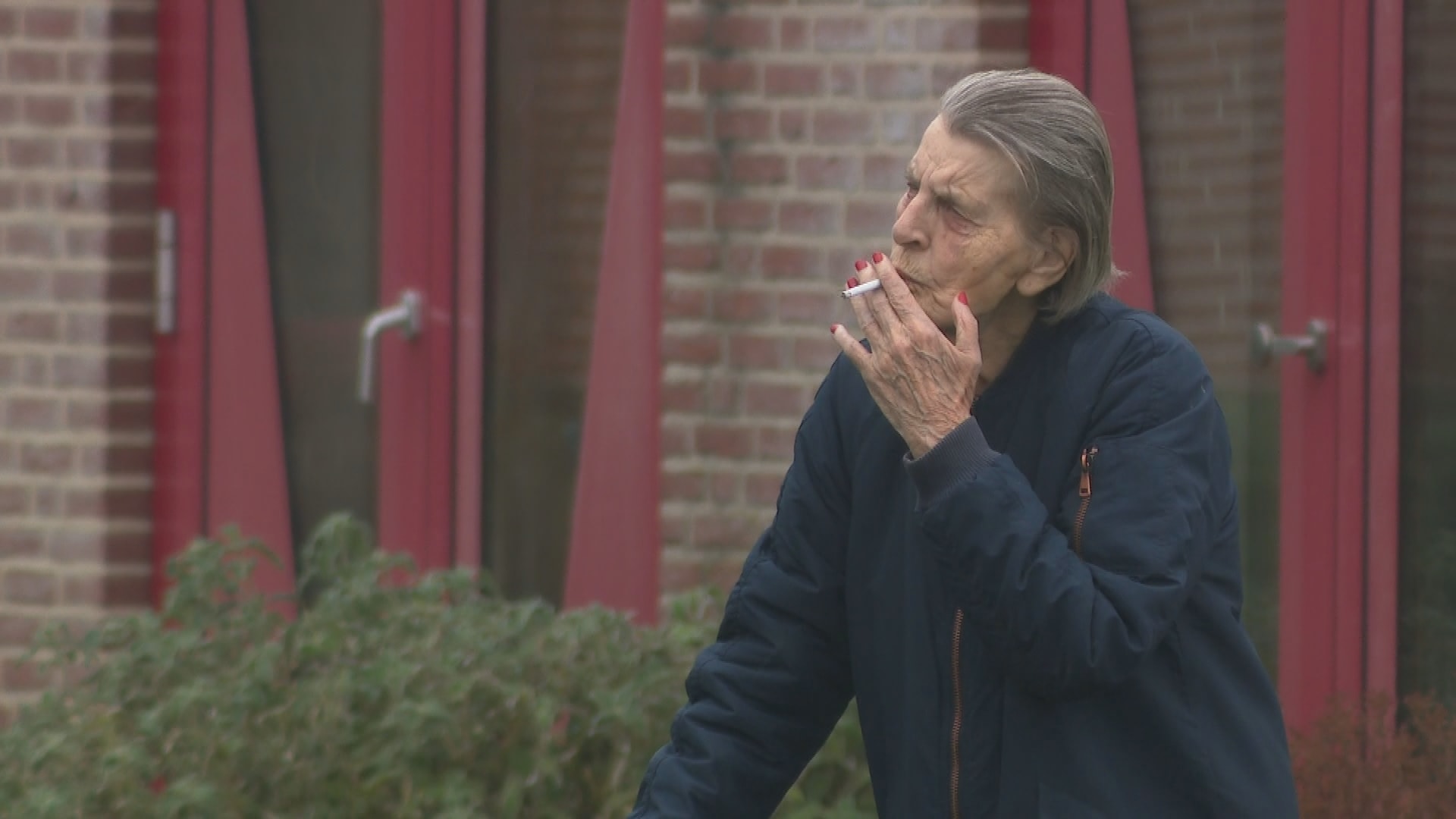 Hilda (83) moet van zorginstelling stoppen met roken, zoon start zaak: 'Laat haar genieten van oude dag'