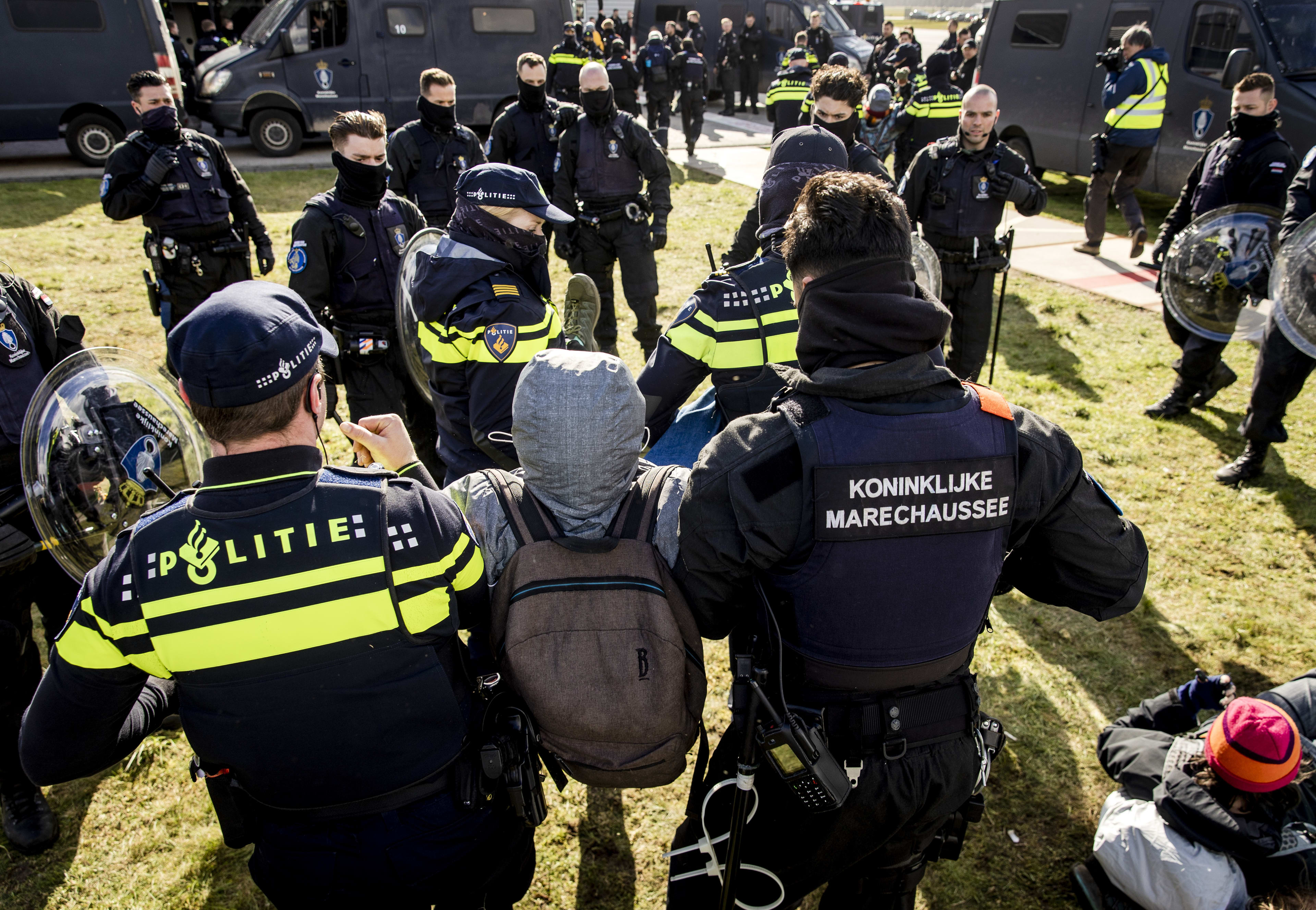 Ruim honderd klimaatactivisten aangehouden op Eindhoven Airport