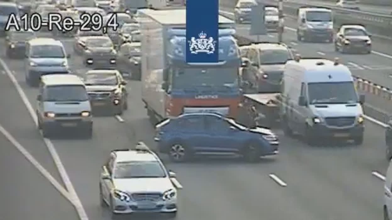 Bizarre wegblokkade op A10 richting Coentunnel, lange file is het gevolg