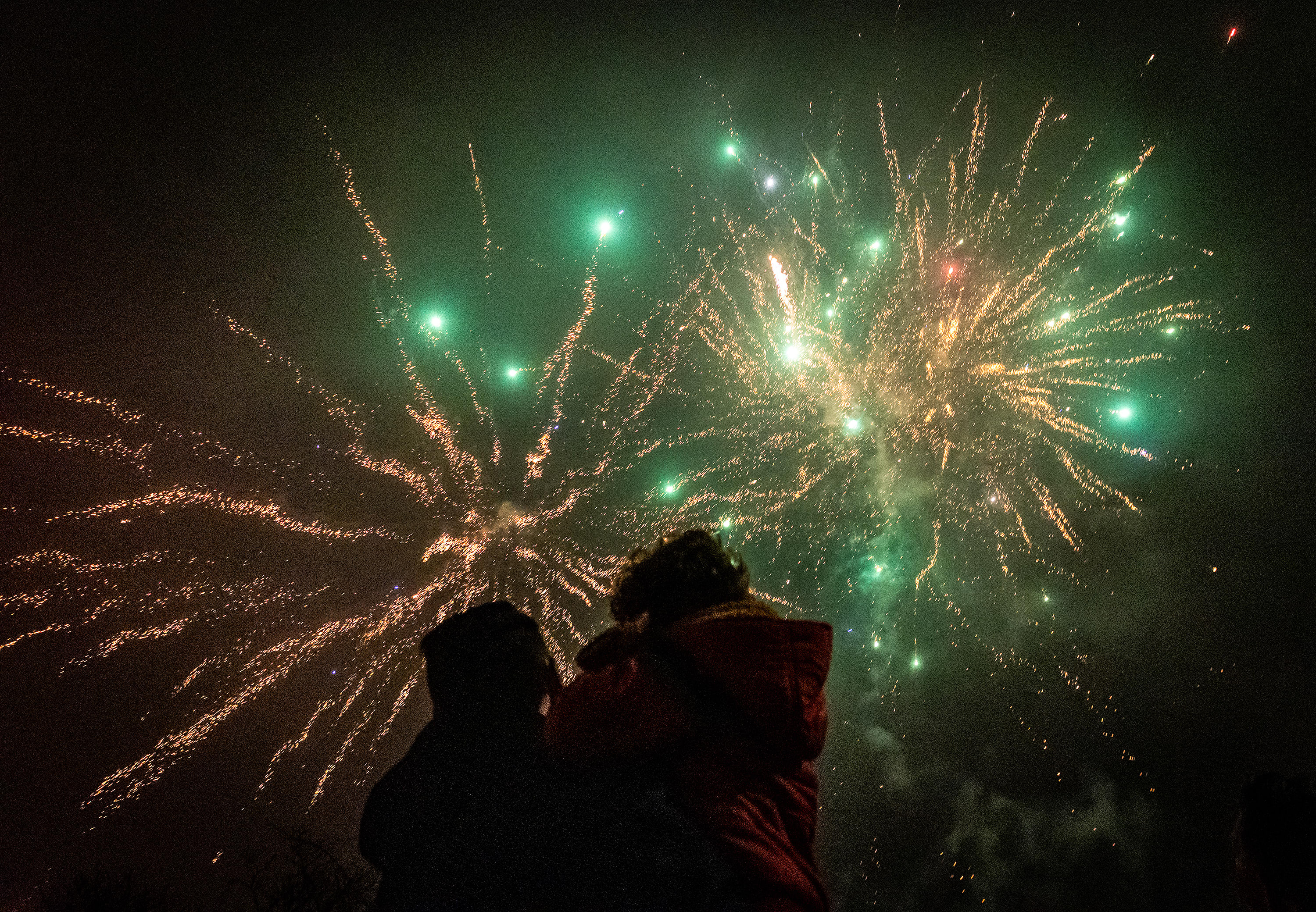 Nederland knalt na twee jaarwisselingen met vuurwerkverbod weer ouderwets het nieuwe jaar in