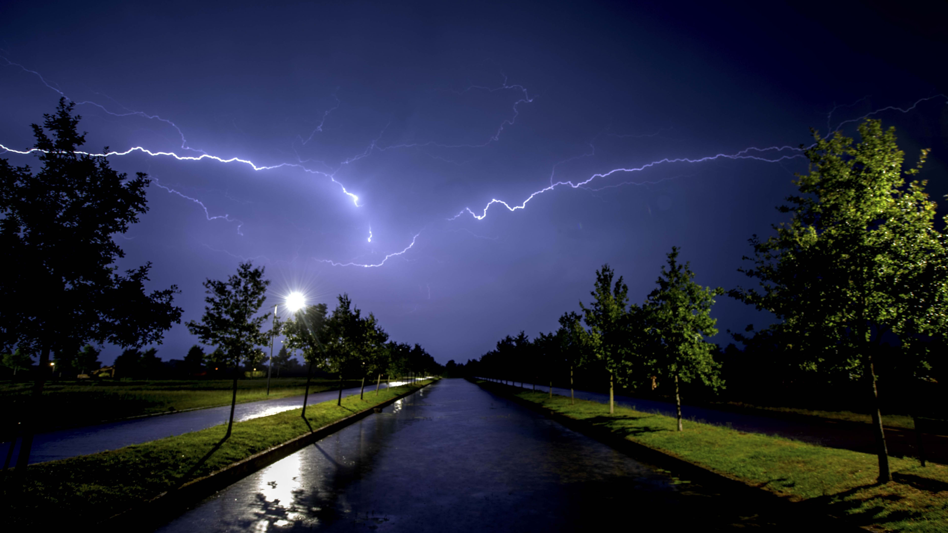 KNMI: dinsdag in hele land code geel vanwege onweer