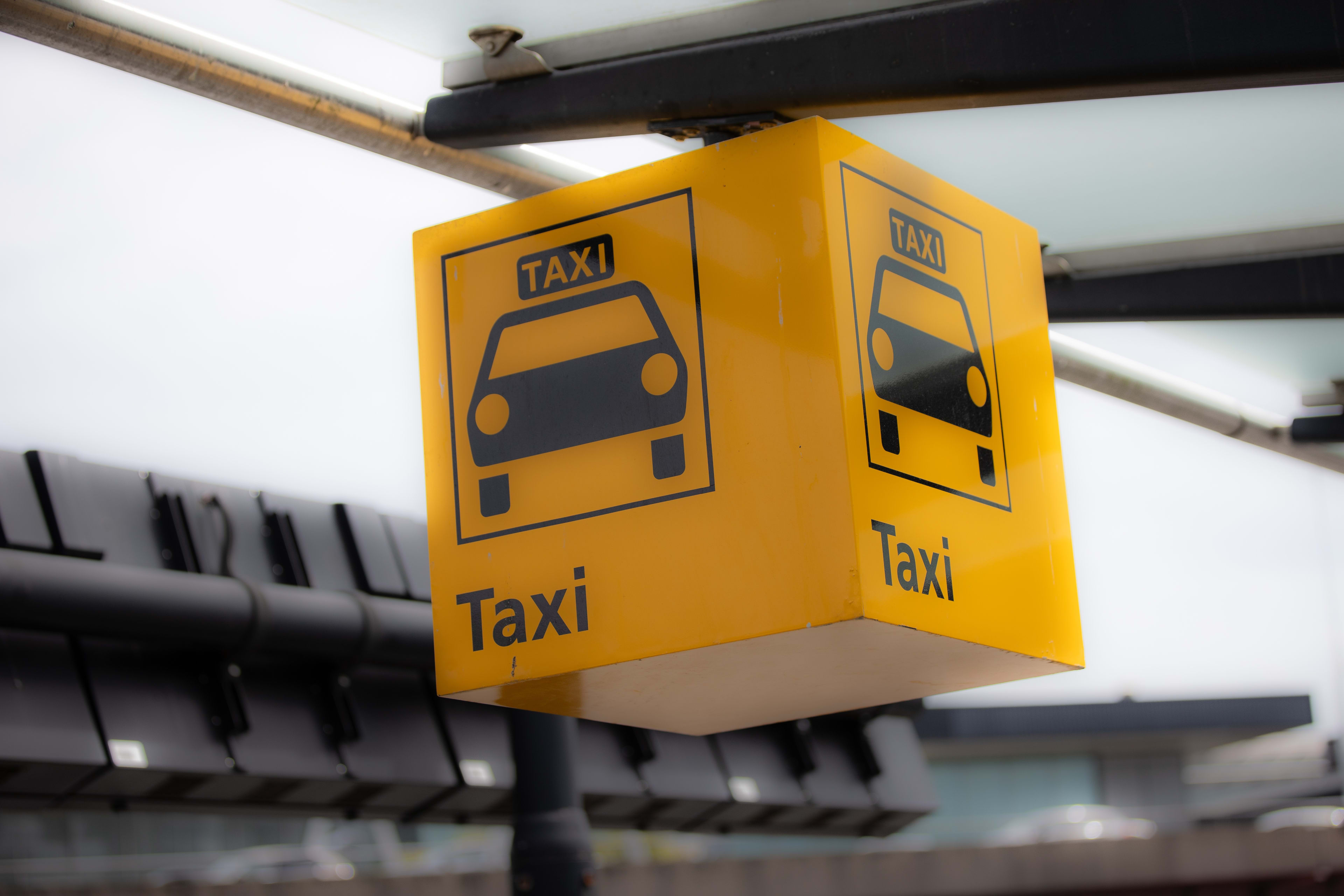 Ontvoerde taxichauffeur ontsnapt uit eigen kofferbak in Amsterdam