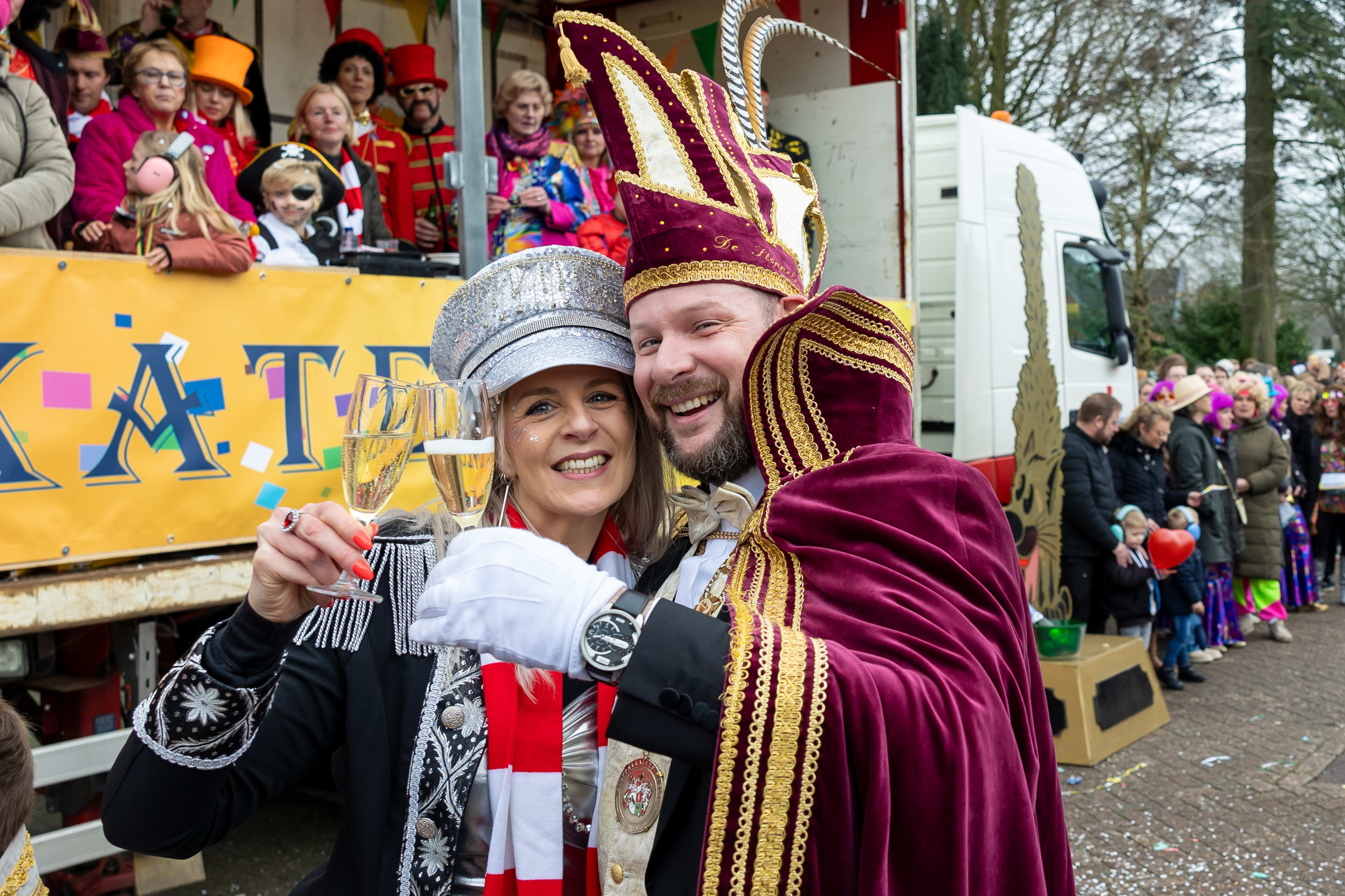 ZIEN: Inge vraagt haar prins carnaval ten huwelijk tijdens optocht