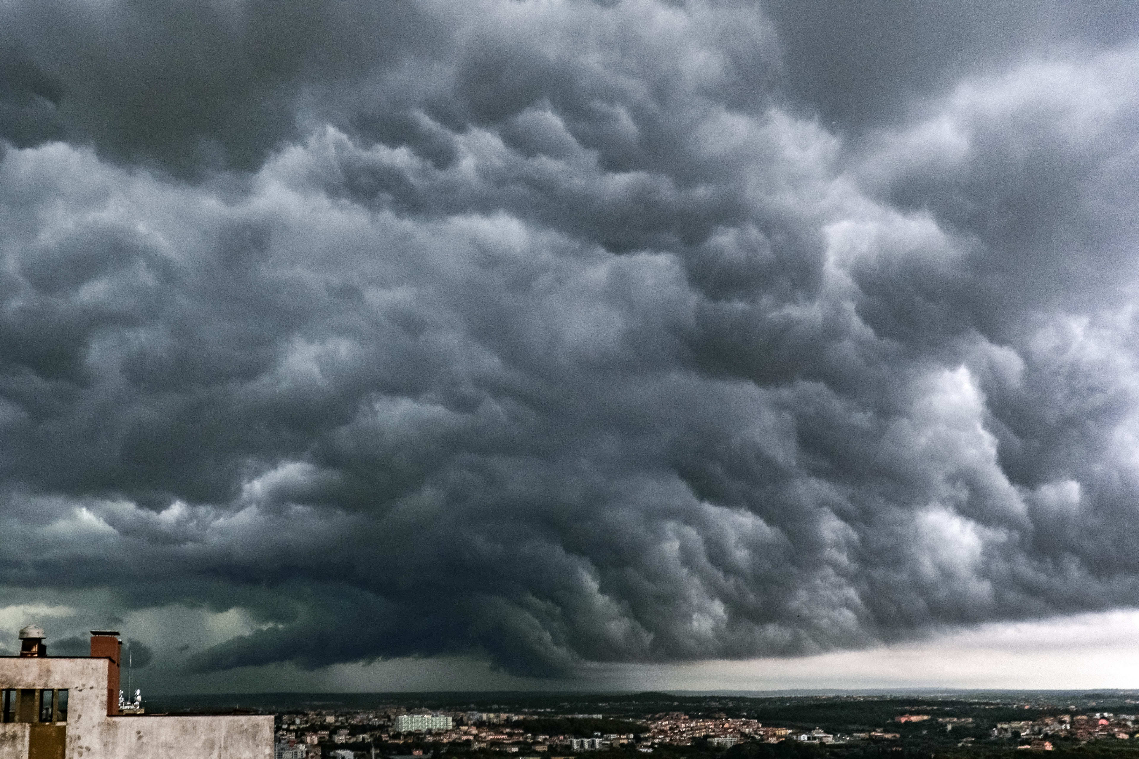 Code geel in zuidwesten om onweer, wind en kans op hagel