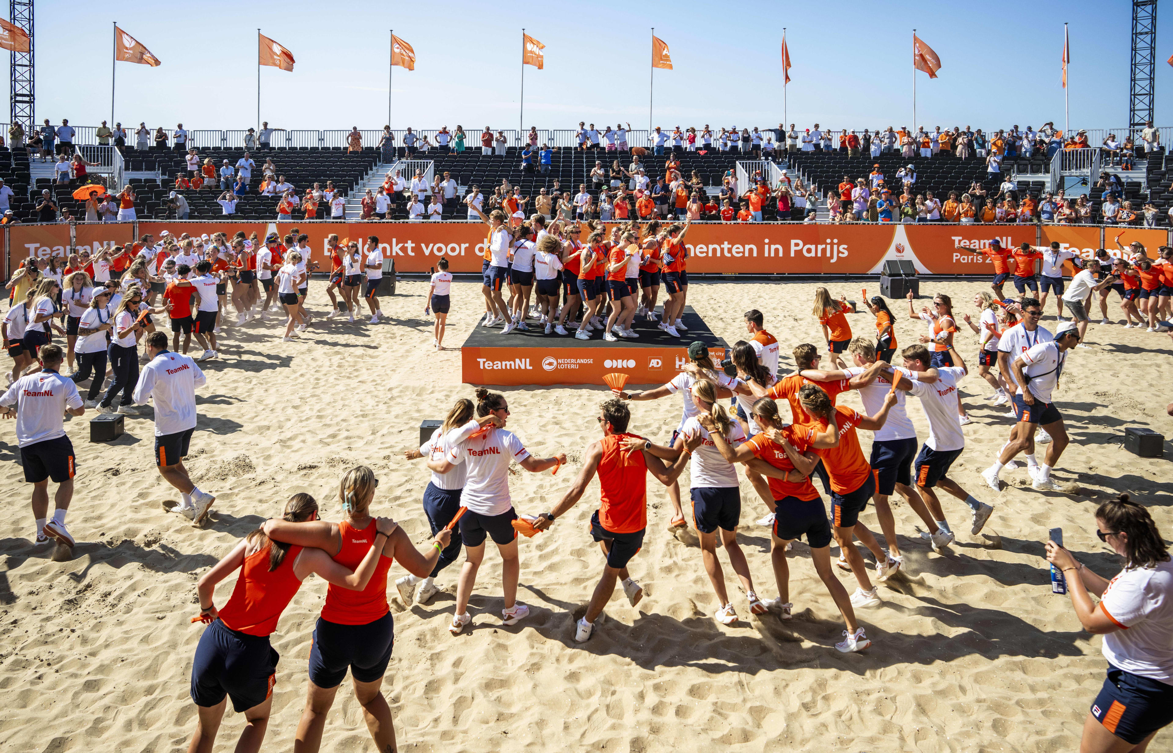 Olympische sporters onthaald in snikheet Scheveningen