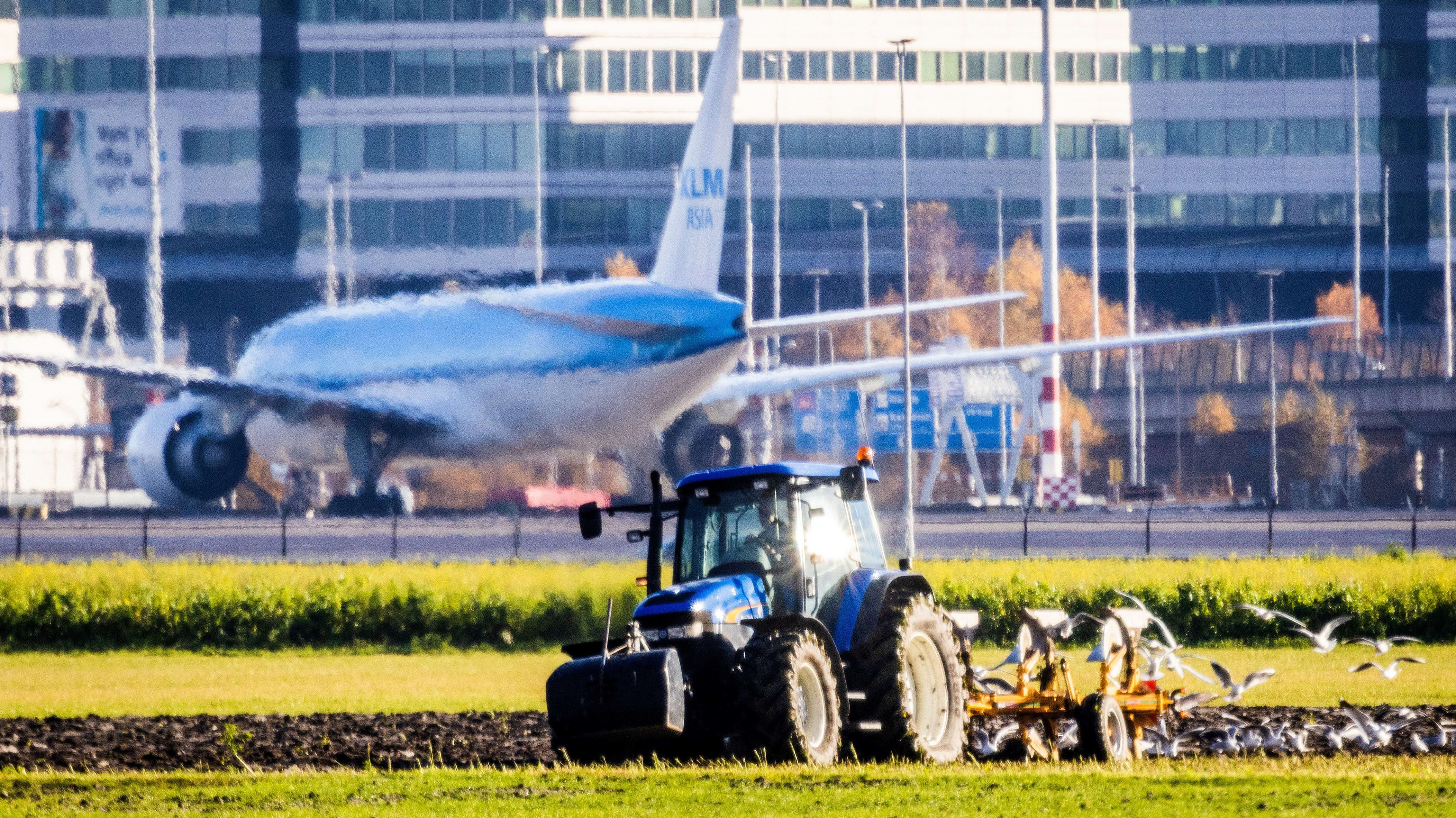 Links en rechts zijn het eens: Schiphol moet niet langer boeren uitkopen voor stikstofruimte