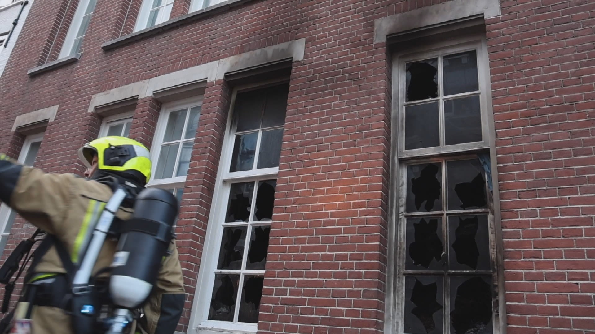 Ontploffing en brand bij opvang Den Haag, slachtoffer naar ziekenhuis