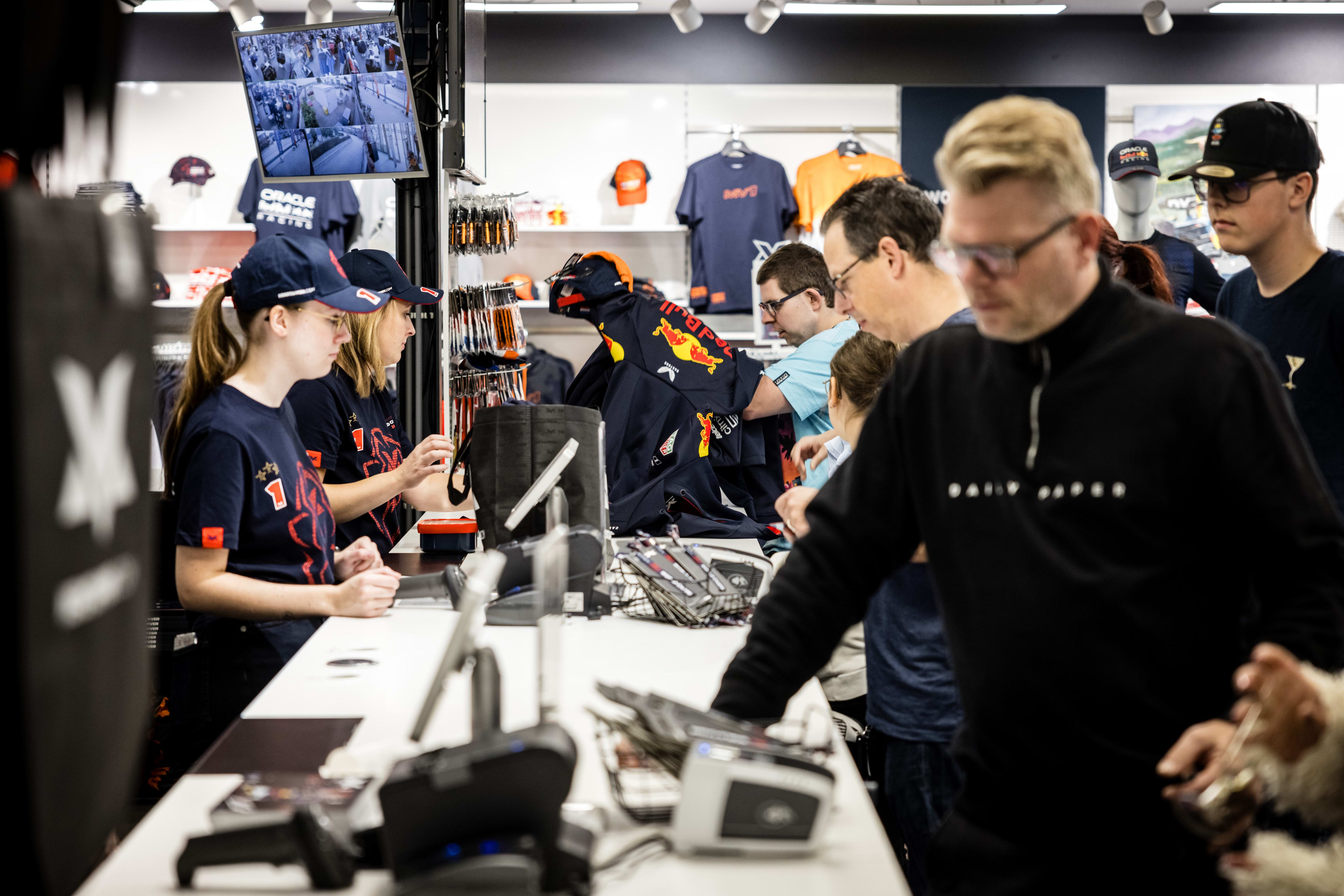 Merchandise vliegt over de toonbank na derde wereldtitel Max Verstappen