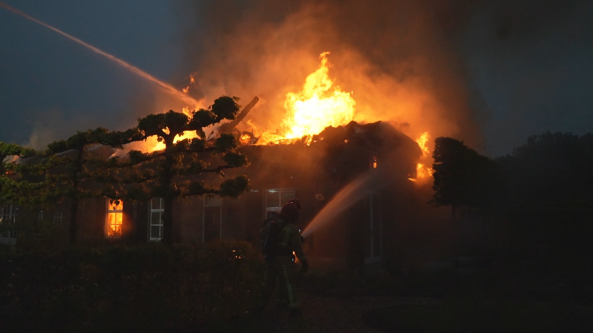 Woning in Lierop gaat in vlammen op, mogelijk door blikseminslag