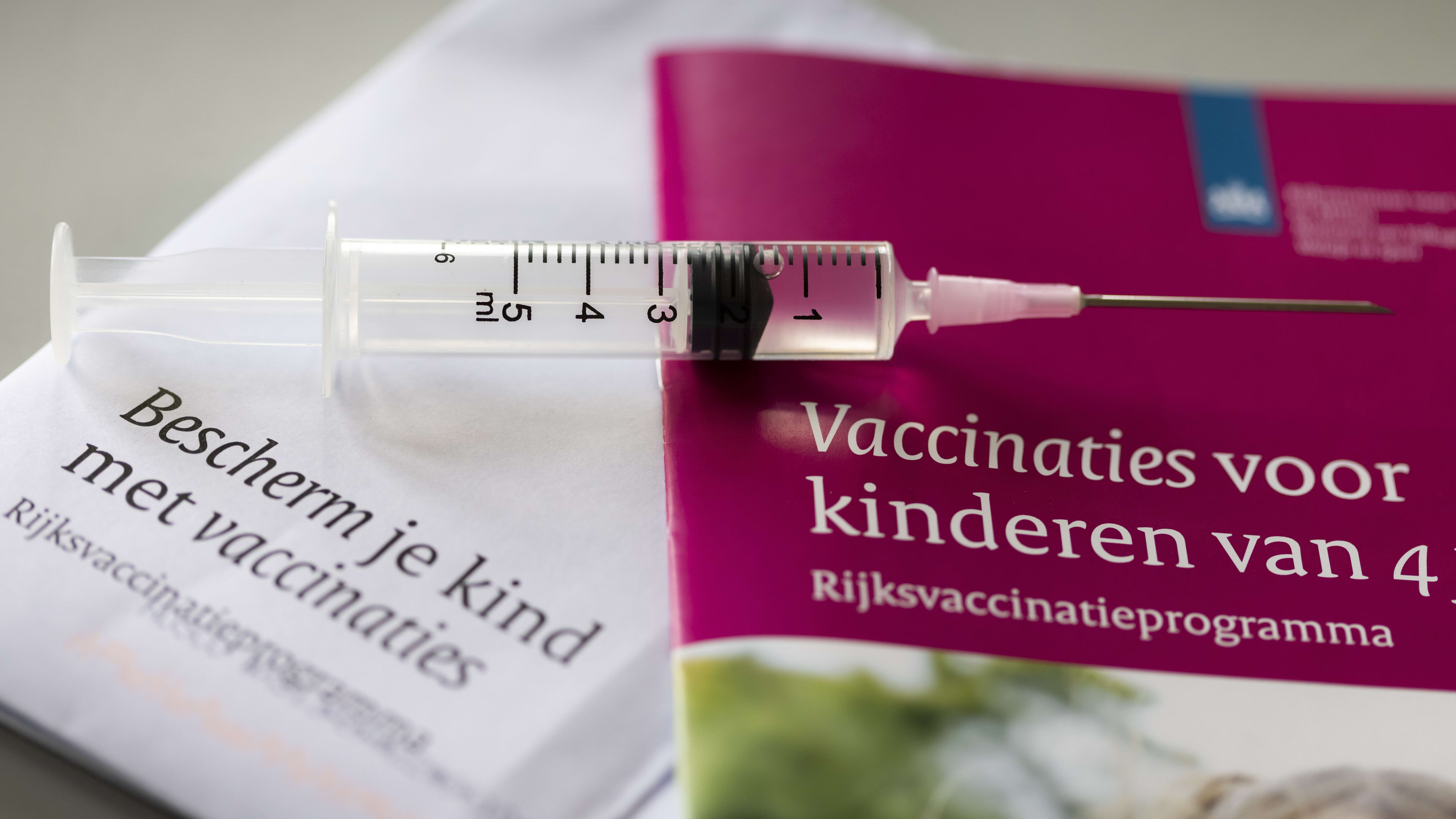 'Vaccinatiegraad Amsterdam maakt vrije val, wethouder schrikt zich kapot'