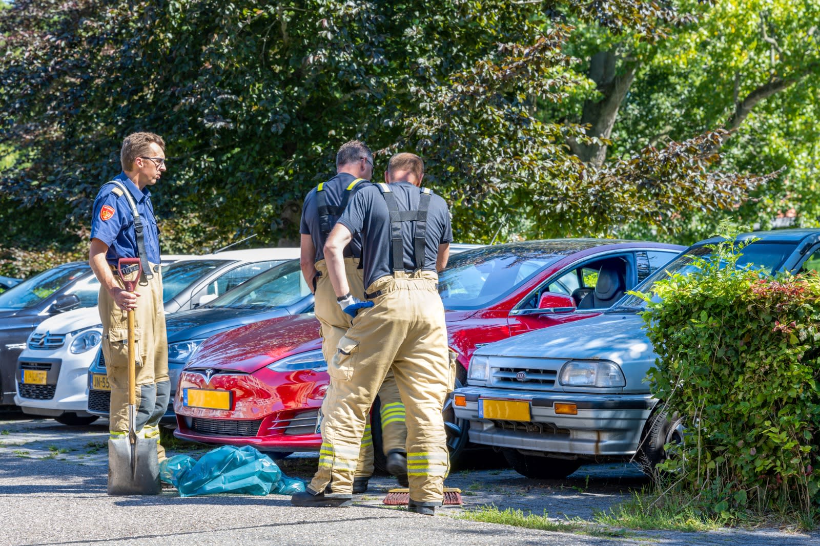 Kind ruim uur vast in Tesla nadat auto op slot schiet met sleutels erin