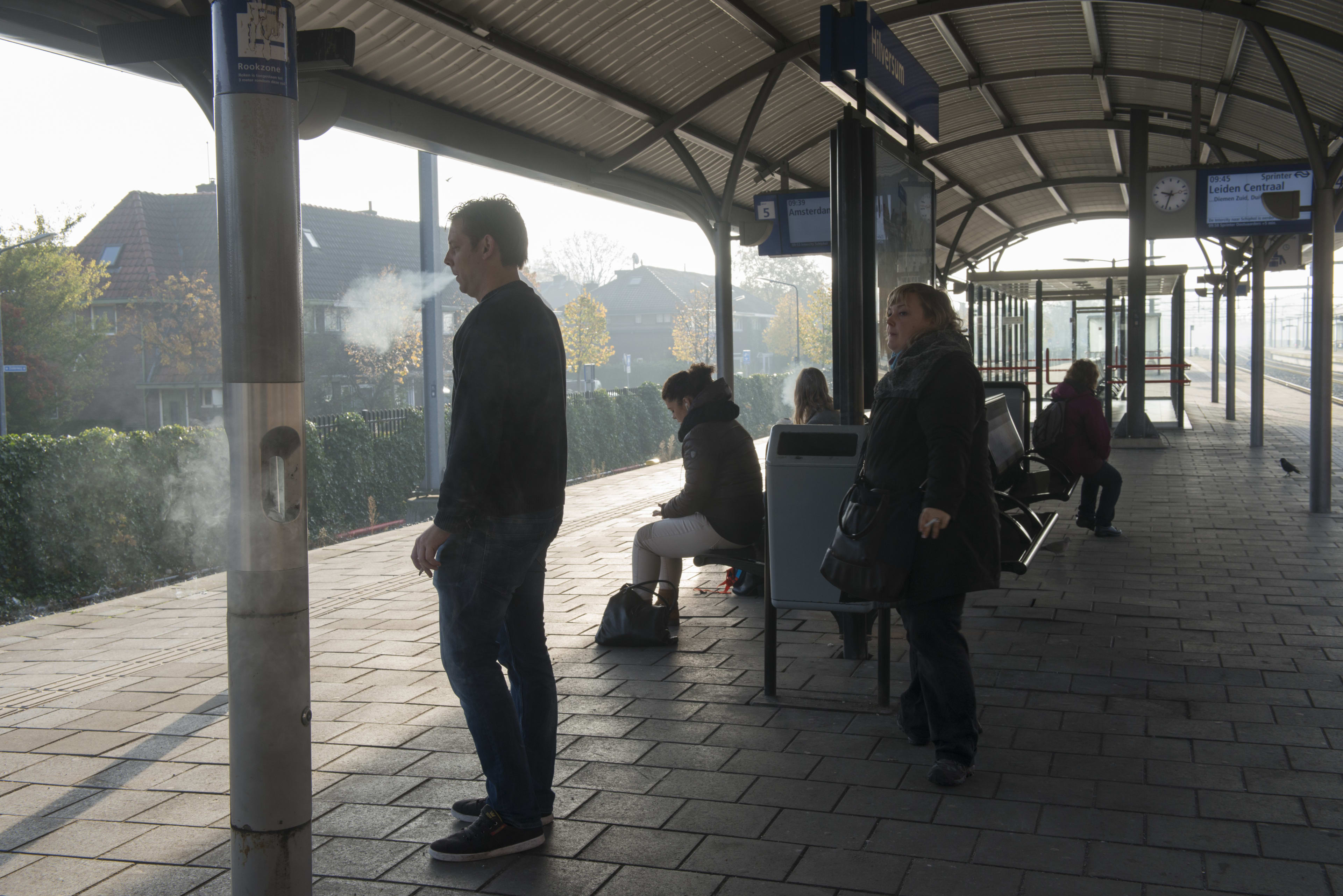 NS doet sigaret in de ban: eerste rookpalen worden weggehaald