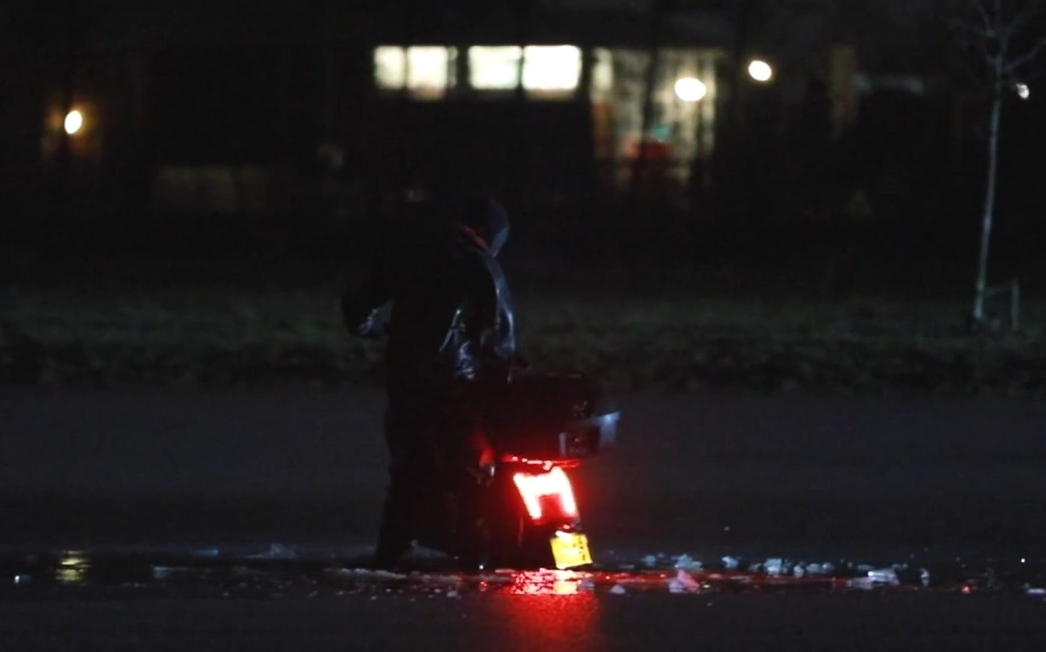 Vandalen zakken met deelscooter door ijs en vernielen ijsbaan